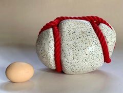 Second Chance de Peter Brooke-Ball - escultura en forma de roca, arte de pequeño tamaño, rojo