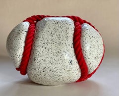 Second Chance de Peter Brooke-Ball - escultura en forma de roca, arte de pequeño tamaño, rojo