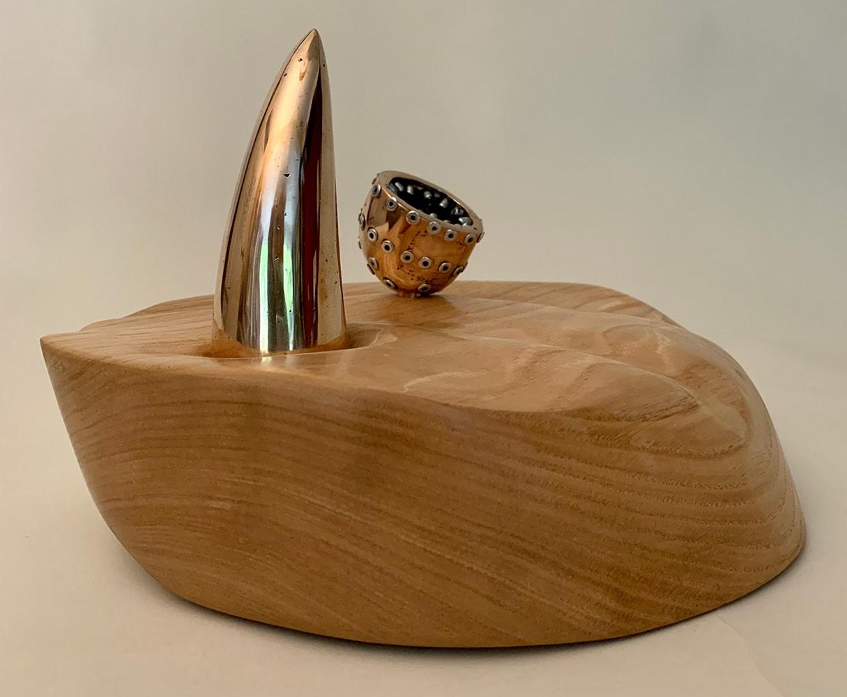 Variation on a theme II : Hegemony est une sculpture unique en bronze, acier et bois de frêne de l'artiste contemporain Peter Steele, dont les dimensions sont de 19 x 31 x 26 cm (7,5 × 12,2 × 10,2 in).  
La sculpture est accompagnée d'un certificat