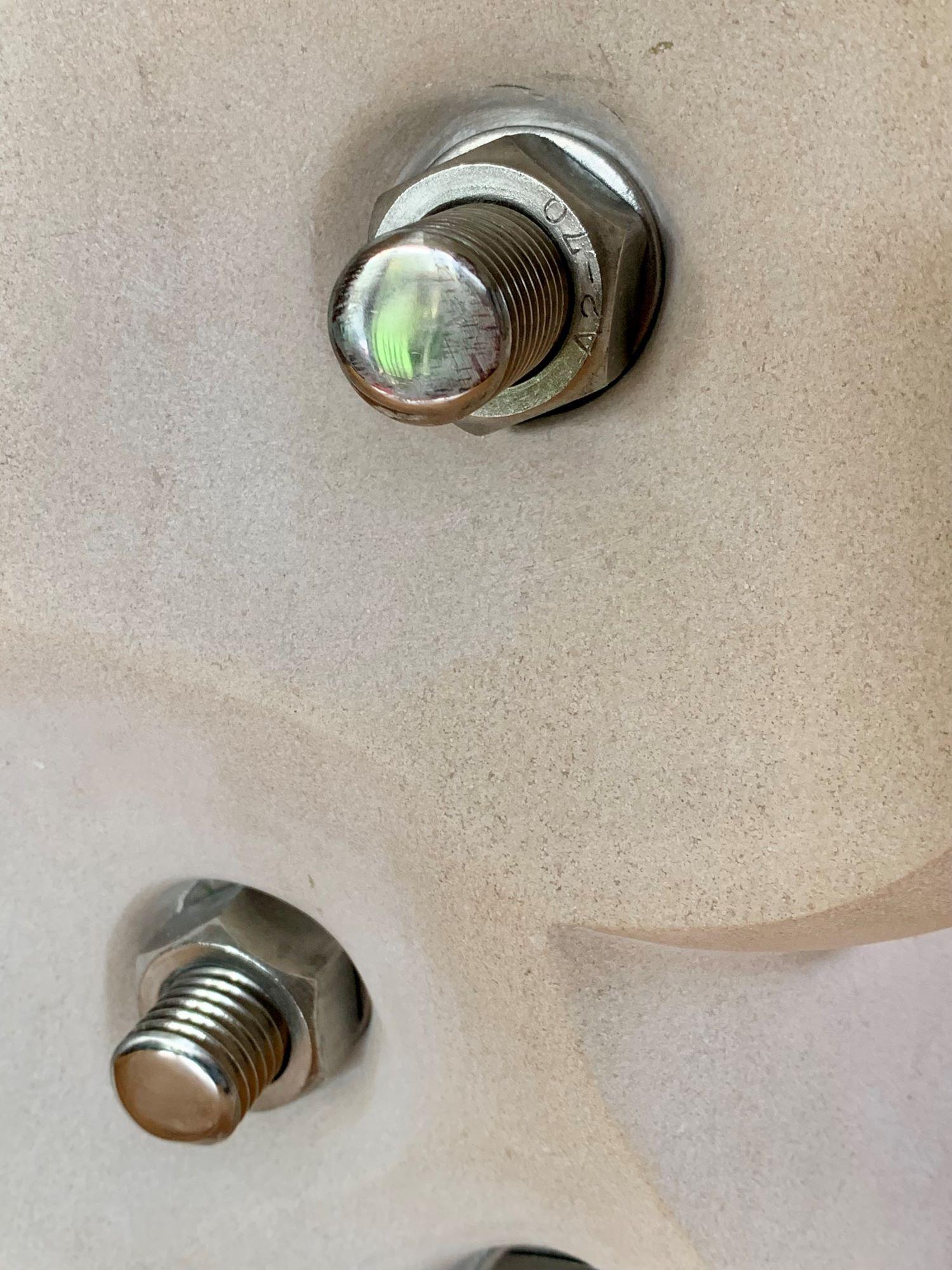 Sans Bonds par Peter Brooke-Ball, sculpture en pierre, abstraite, blanche, mystère en vente 7