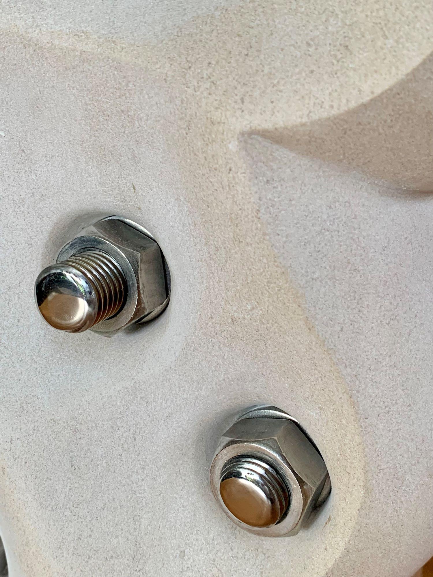 Sans Bonds par Peter Brooke-Ball, sculpture en pierre, abstraite, blanche, mystère en vente 8