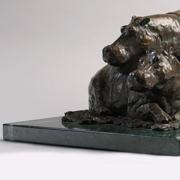 Hippos sur le Mara - Or Figurative Sculpture par Peter Brooke