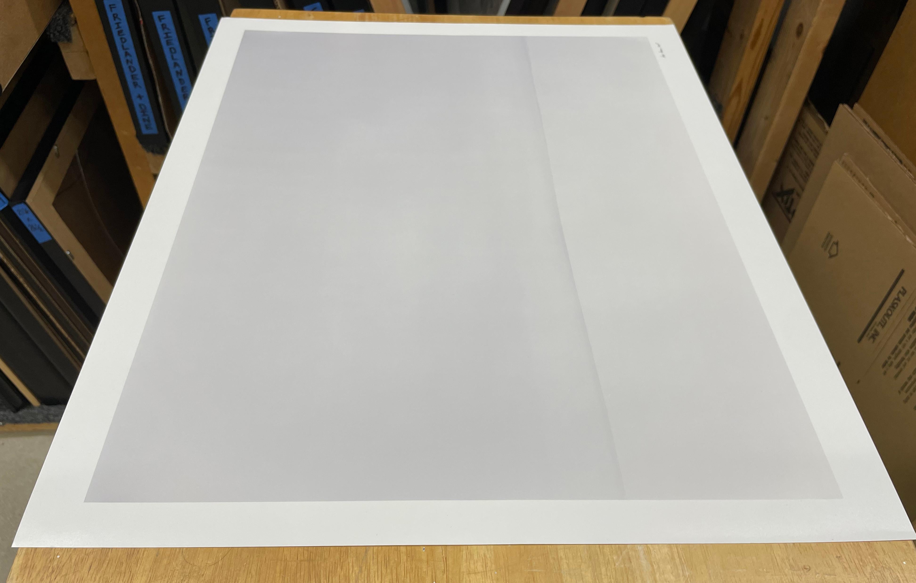 Bennett, Colorado ist eine Farbfotografie in limitierter Auflage, die eine minimalistische, schneebedeckte Landschaft zeigt.

20 x 24 Zoll.
Auflage von 25 Stück
Signiert und nummeriert in schwarzer Tinte am Druckrand.
Veröffentlicht: Westlich der