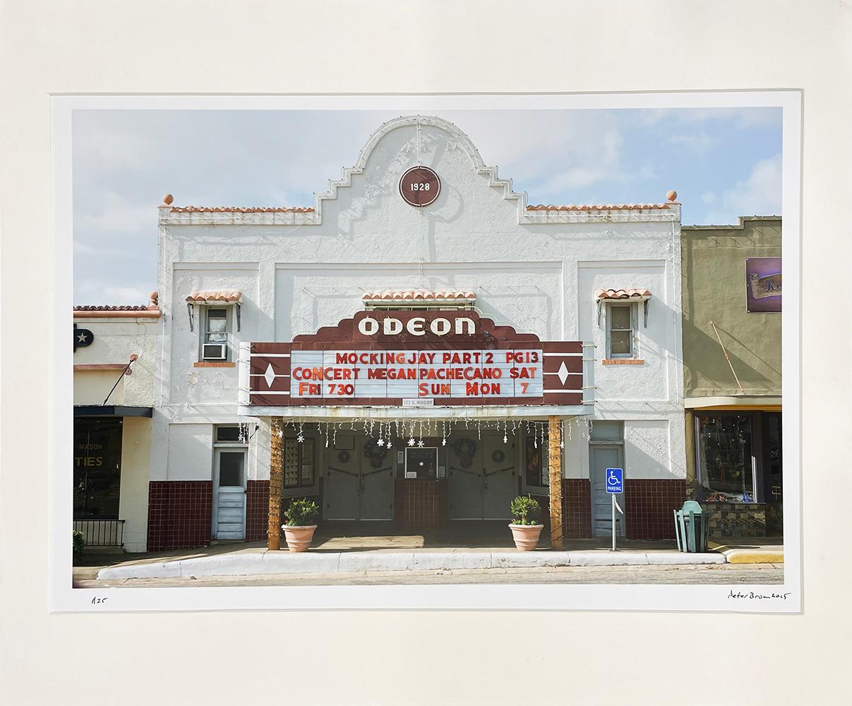 Centro de Texas: Teatro Odeón, Mason, Texas - Photograph de Peter Brown