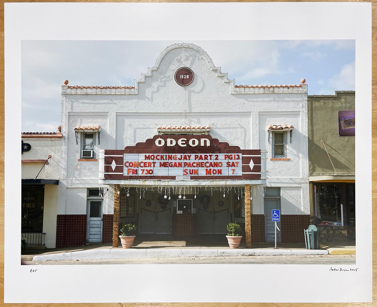 Centro de Texas: Teatro Odeón, Mason, Texas - Photograph Contemporáneo de Peter Brown
