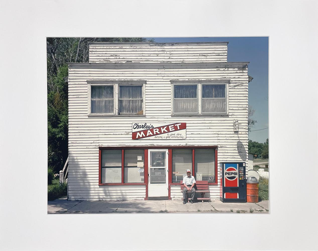 Charlie's Market, Ashby, Nebraska, de la série West of Last Chance - Photograph de Peter Brown