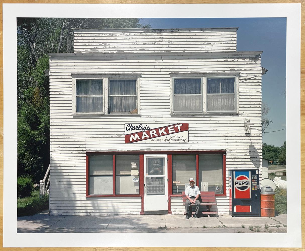 Charlie's Market, Ashby, Nebraska, de la série West of Last Chance - Contemporain Photograph par Peter Brown