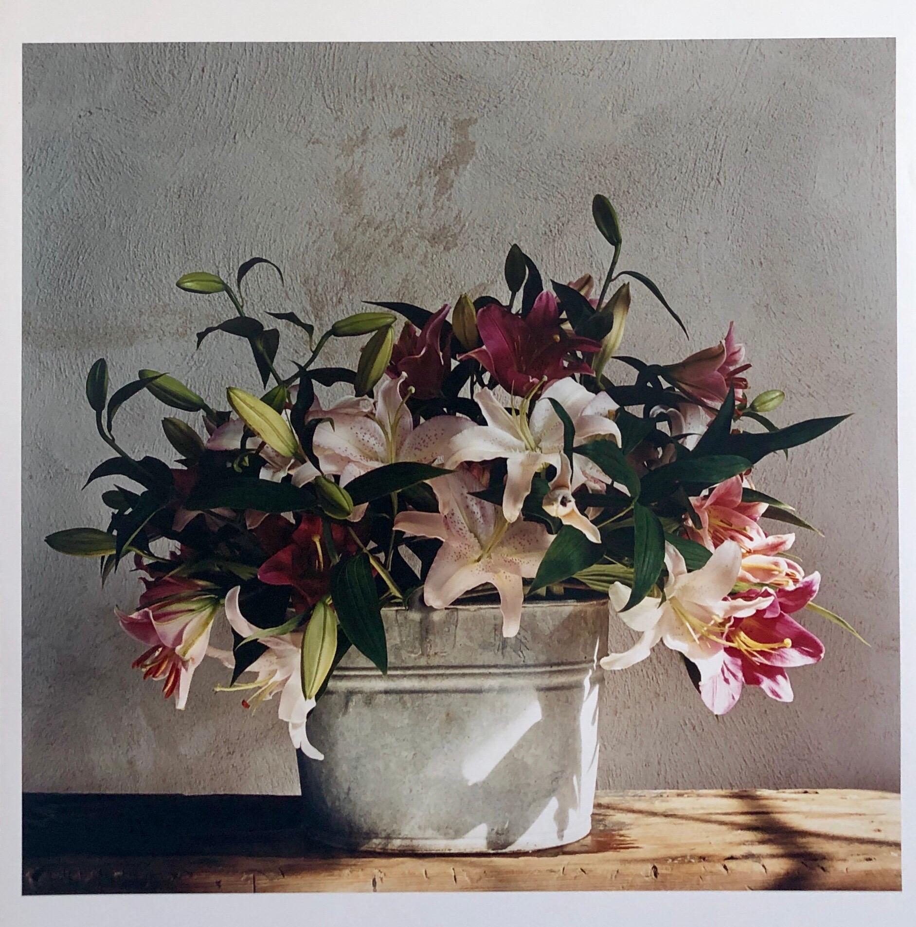 Peter C. Jones  Color Photograph – Korb mit Lilien, großformatige Blumen, Foto 24X20 Farbfotografie Strandhaus