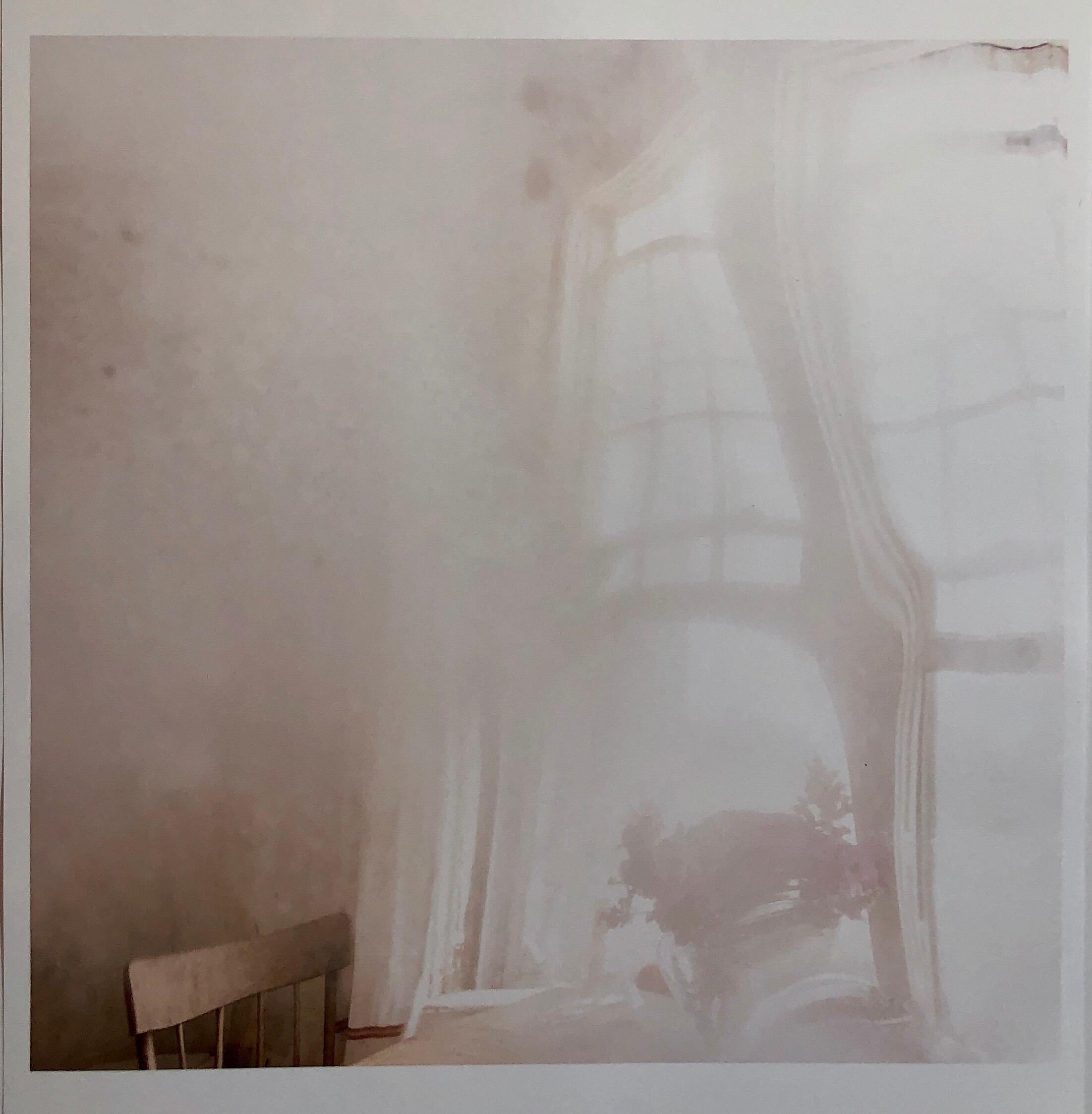 Peter C. Jones  Still-Life Photograph – Deep Fog, Misty, Moody Großformatiges Foto 24X20 Farbfotografie Strandhaus