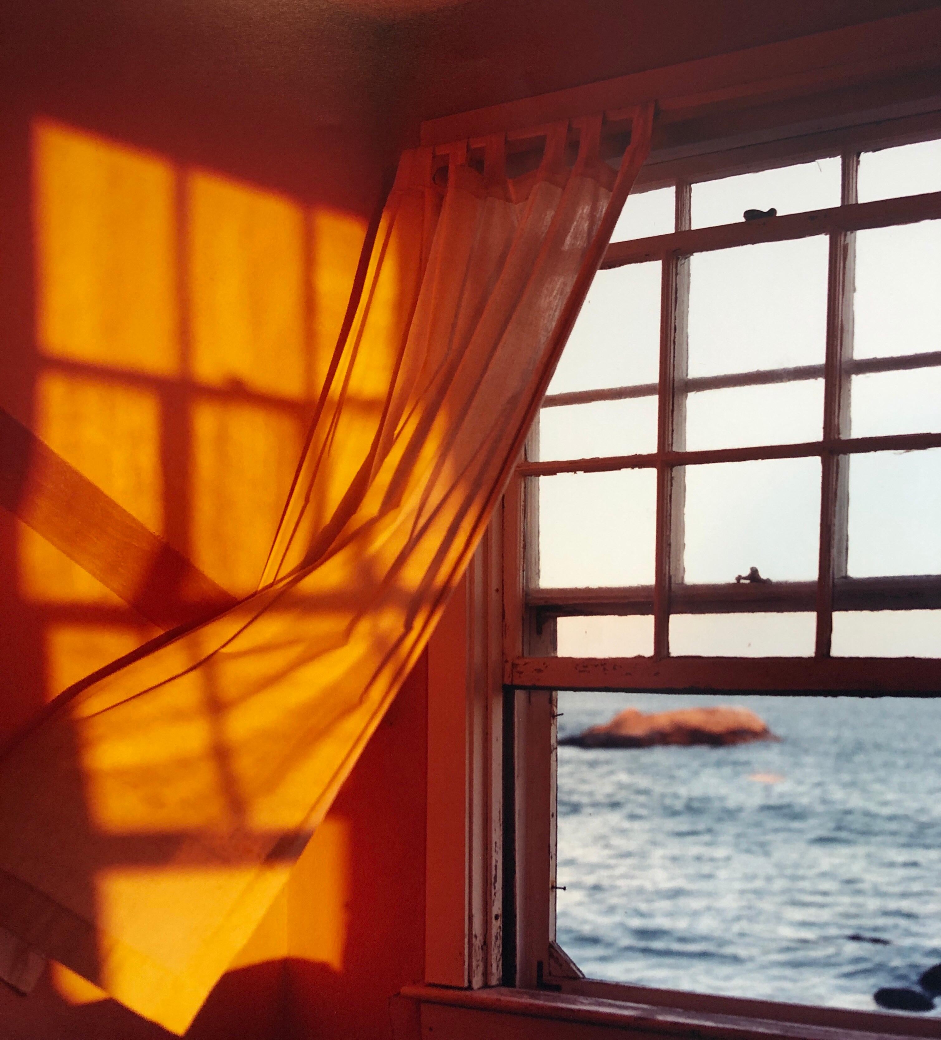 Kurz vor Sonnenuntergang, Großformat-Foto 24X20 Farbfotografie Strandhaus – Photograph von Peter C. Jones 