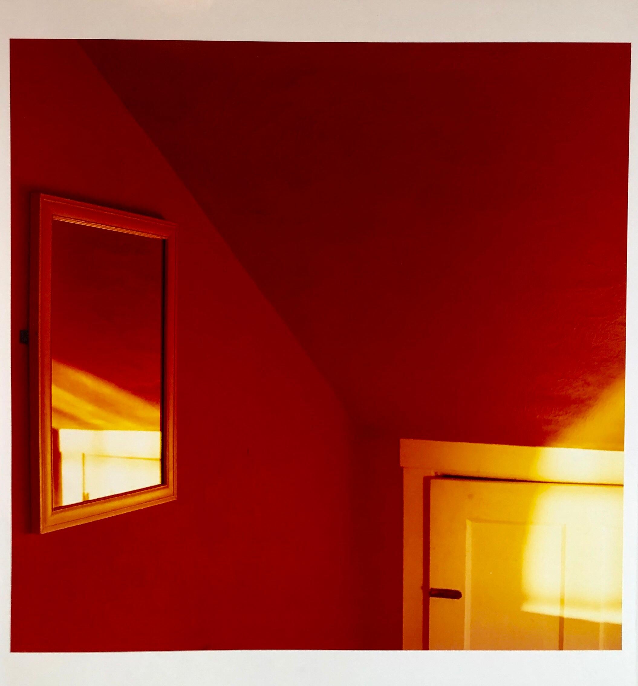 Peter C. Jones  Still-Life Photograph – Sonnenuntergang im Roten Raum Großformat Foto 24X20 Farbfotografie Strandhaus RI