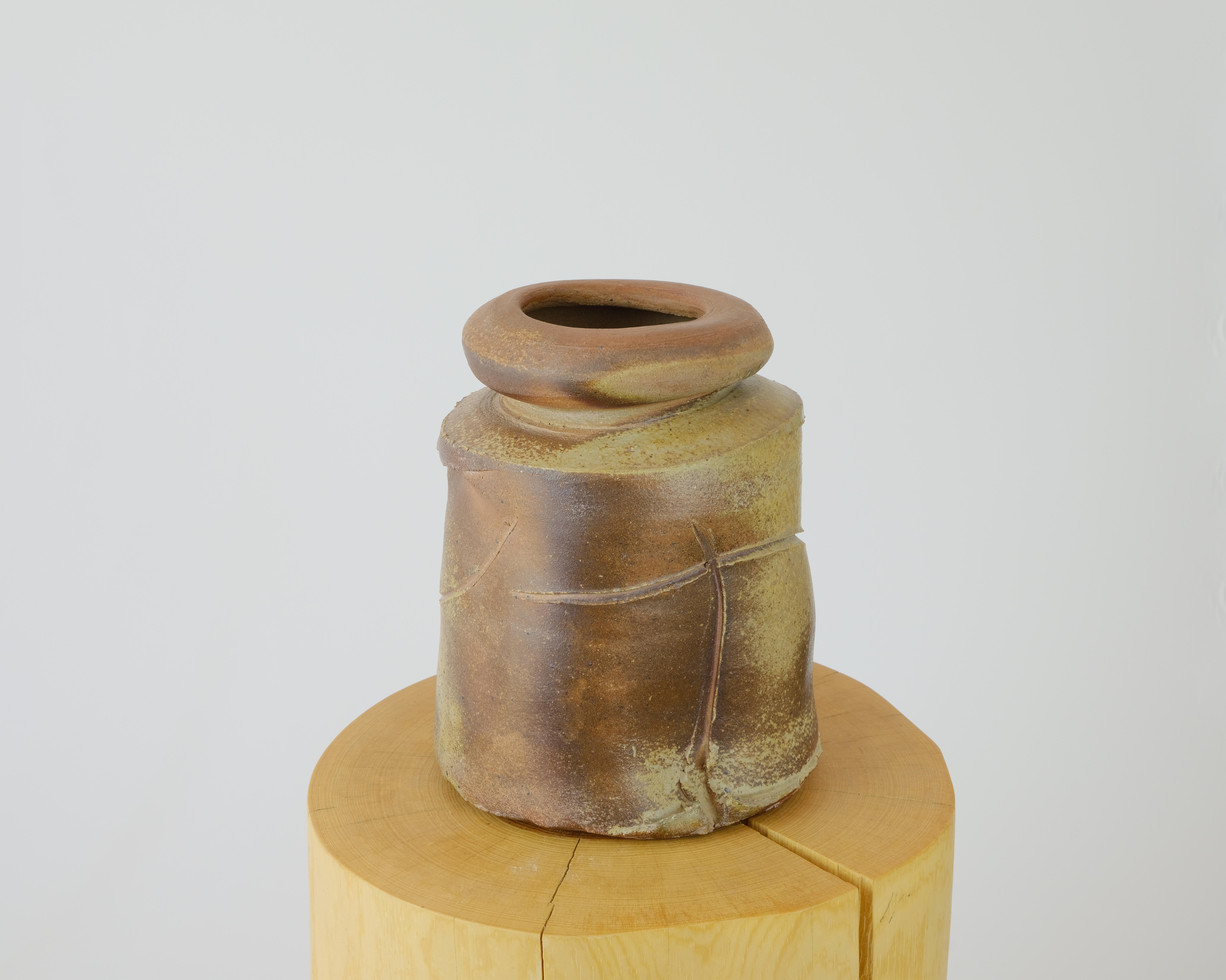 Peter Callas ceramista contemporáneo con toda una vida de trabajo a sus espaldas.

Con raíces en Kansas City, Callas fue ayudante de estudio de Peter Voulkos durante su estancia en el Medio Oeste y, a día de hoy, la obra de Callas es prueba de esta