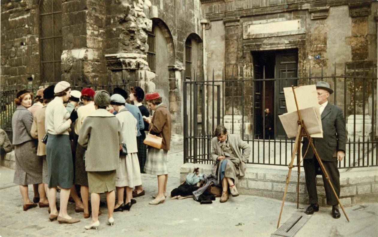 Pariser Kulturgeier aus der Serie Paris in Farbe 1956-61
Von Peter Cornelius

Riesiges Überformat 152 x 101 cm /  60 x 40 Zoll Papierformat
Gedruckt 2022
Archivierungs-Pigmentdruck 

Rahmen- und Größenoptionen verfügbar - bitte