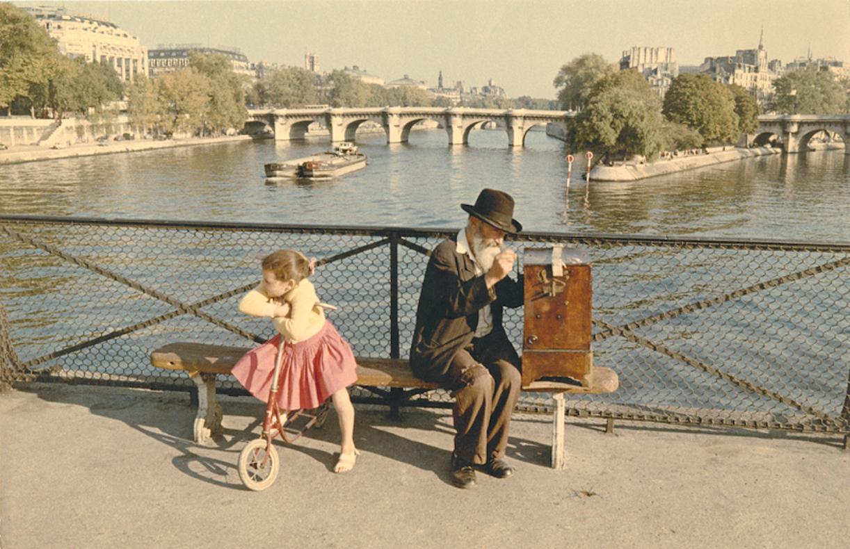 Scène de la Seine de la série Paris en couleur 1956-61
Par Peters Cornelius

30 x 40 inches/ 76 x 101 cm format du papier
Imprimé 2022
Impression au pigment d'archivage 

Options d'encadrement et de taille disponibles - Veuillez vous