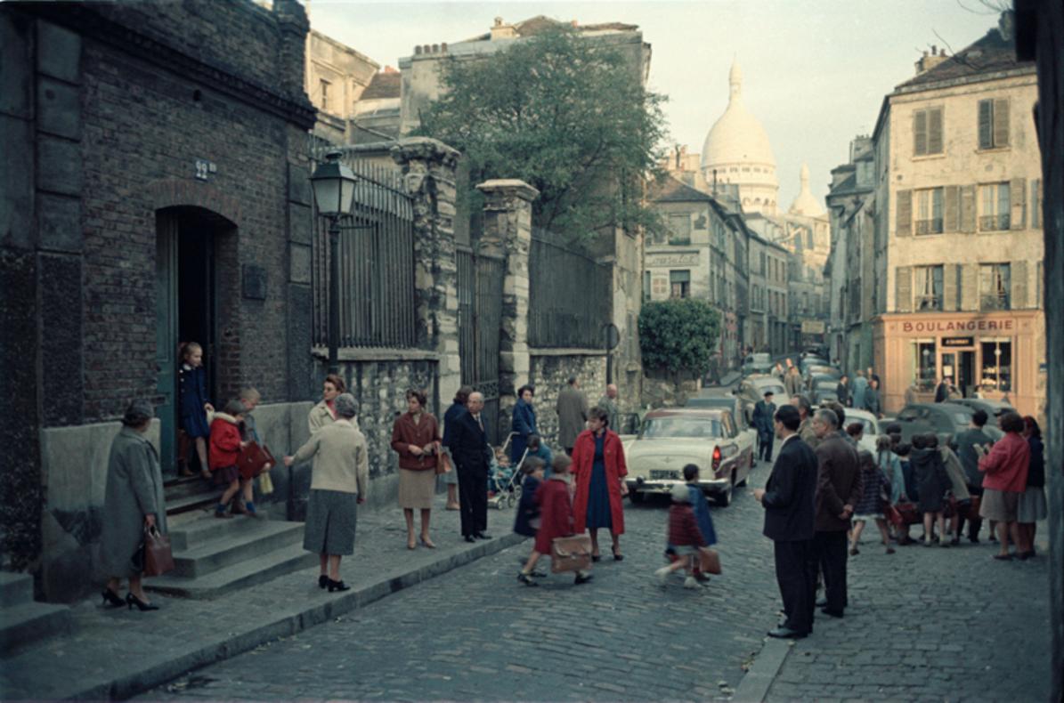 Scène de rue de Montmartre en couleur de Paris, 1956-61 Taille géante