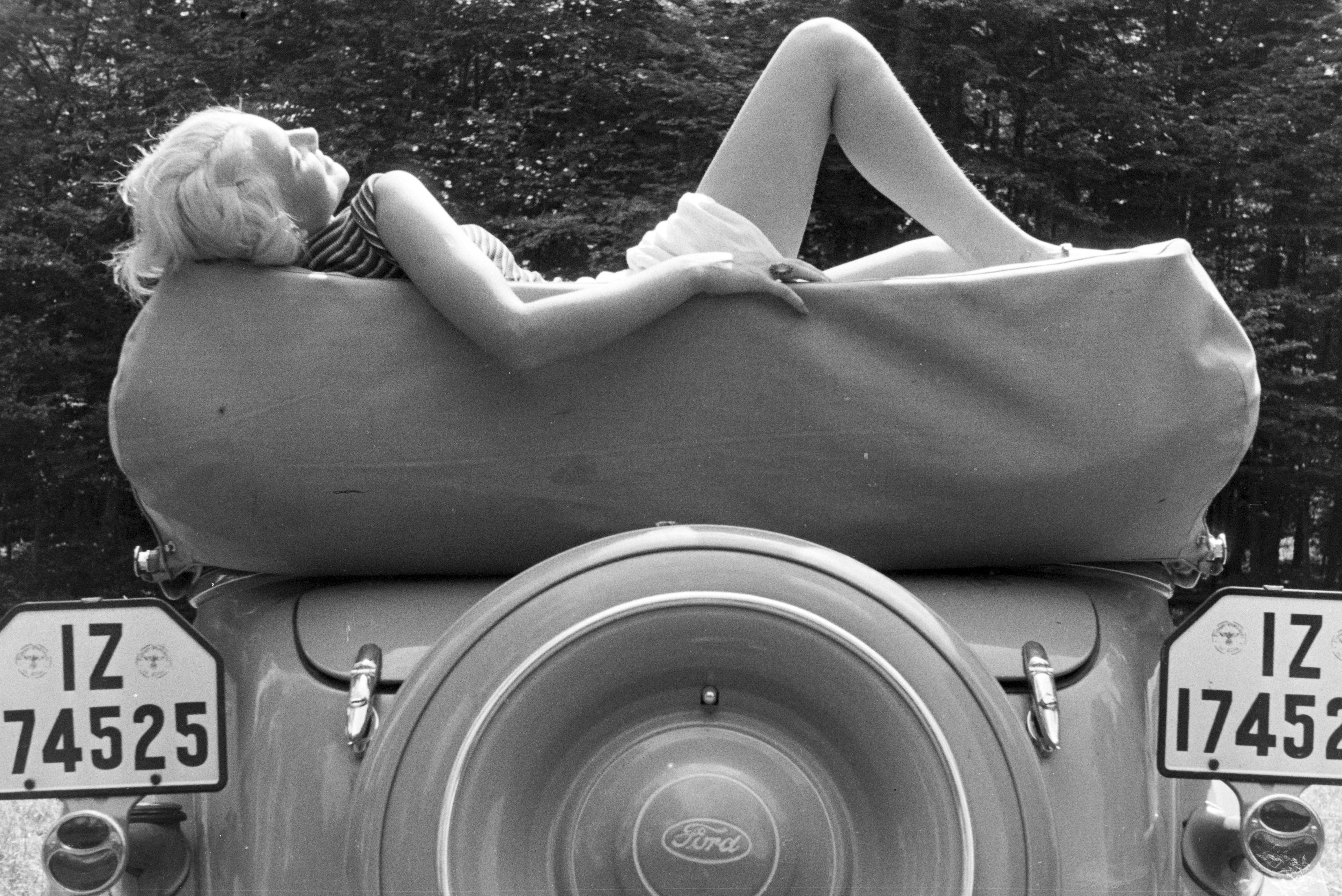 Sonnenbaden auf einem Ford - 1938 – Photograph von Peter Cornelius
