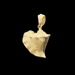 Peter Costello 14 Karat Gold Ceramic Enamel Queen Conch Shell Nautical Pendant