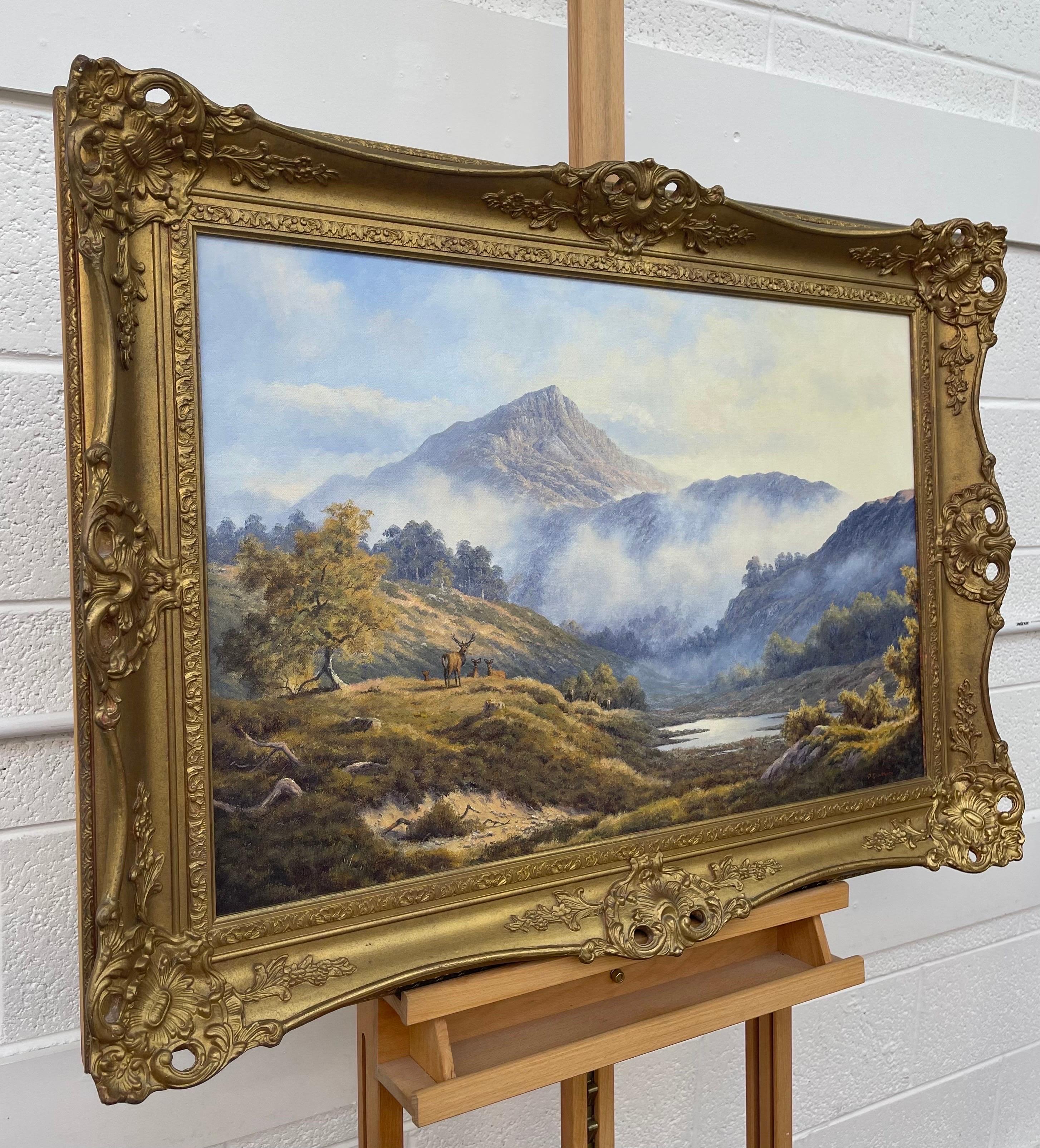 Wilde Hirsche im Morgennebel im schottischen Hochlandwald von Modern British Artist (Realismus), Painting, von Peter Coulthard