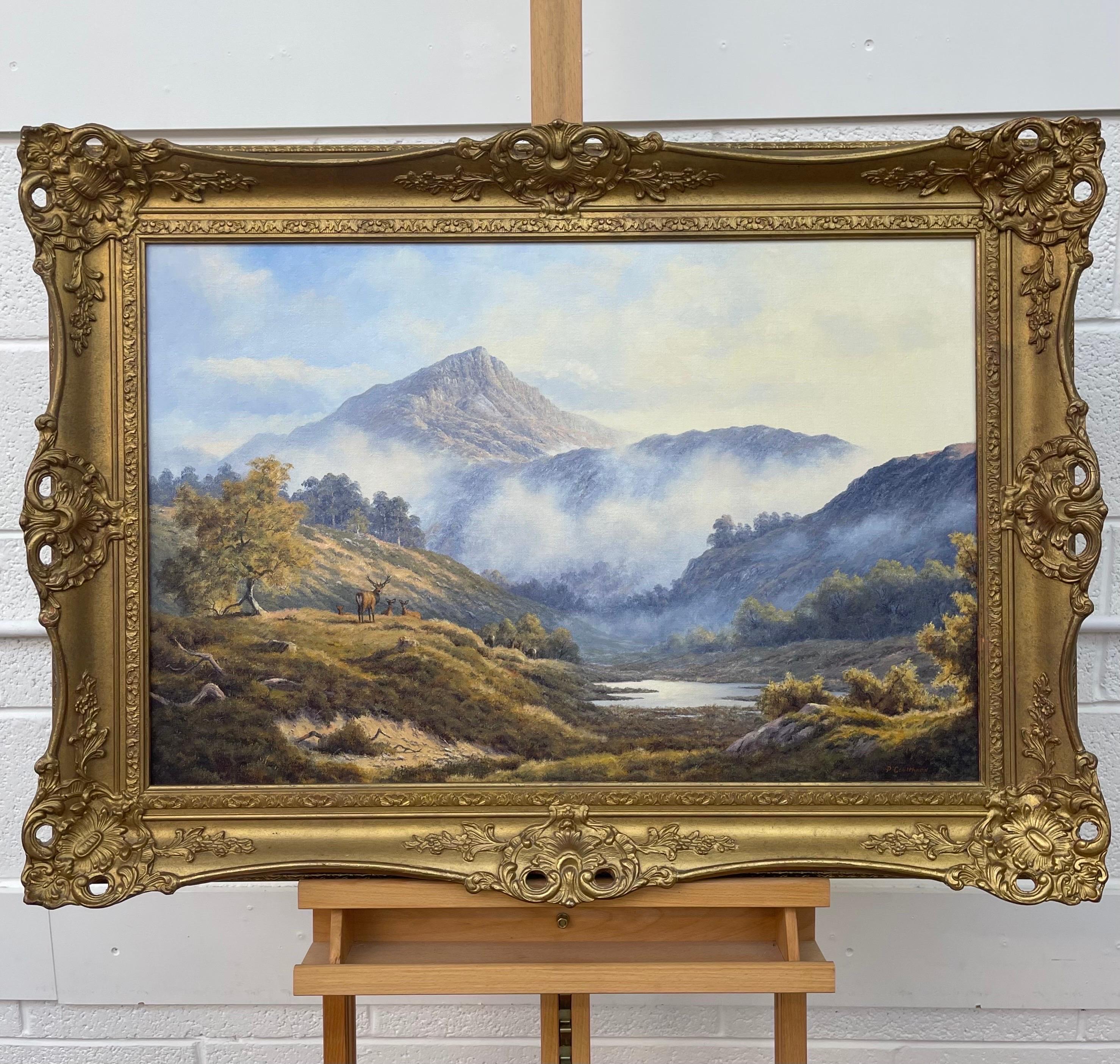 Wilde Hirsche im Morgennebel im schottischen Hochlandwald von Modern British Artist (Braun), Landscape Painting, von Peter Coulthard