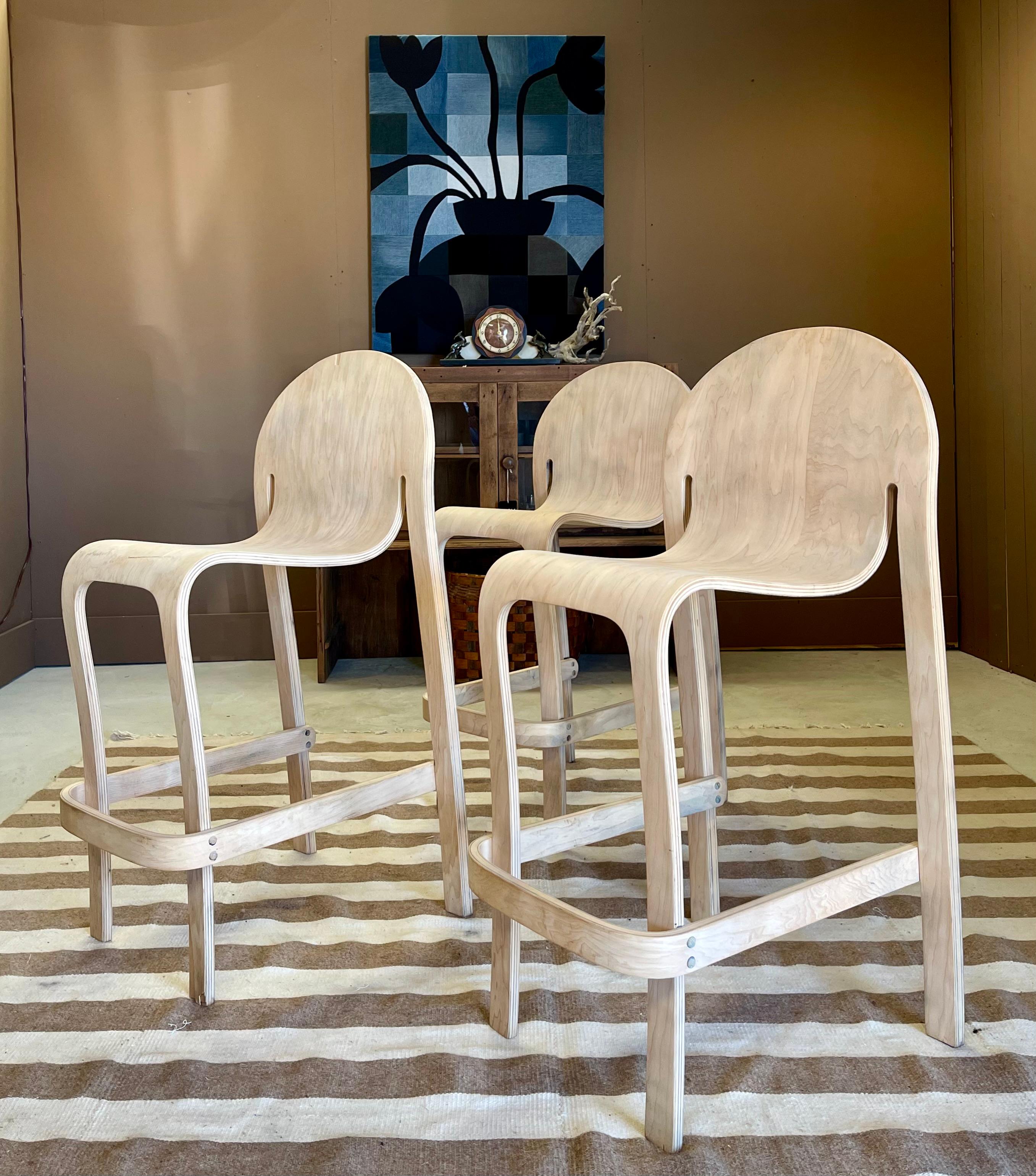 Peter Danko Bodyform Stacking Bentwood Barhocker, 3er Set (Postmoderne) im Angebot