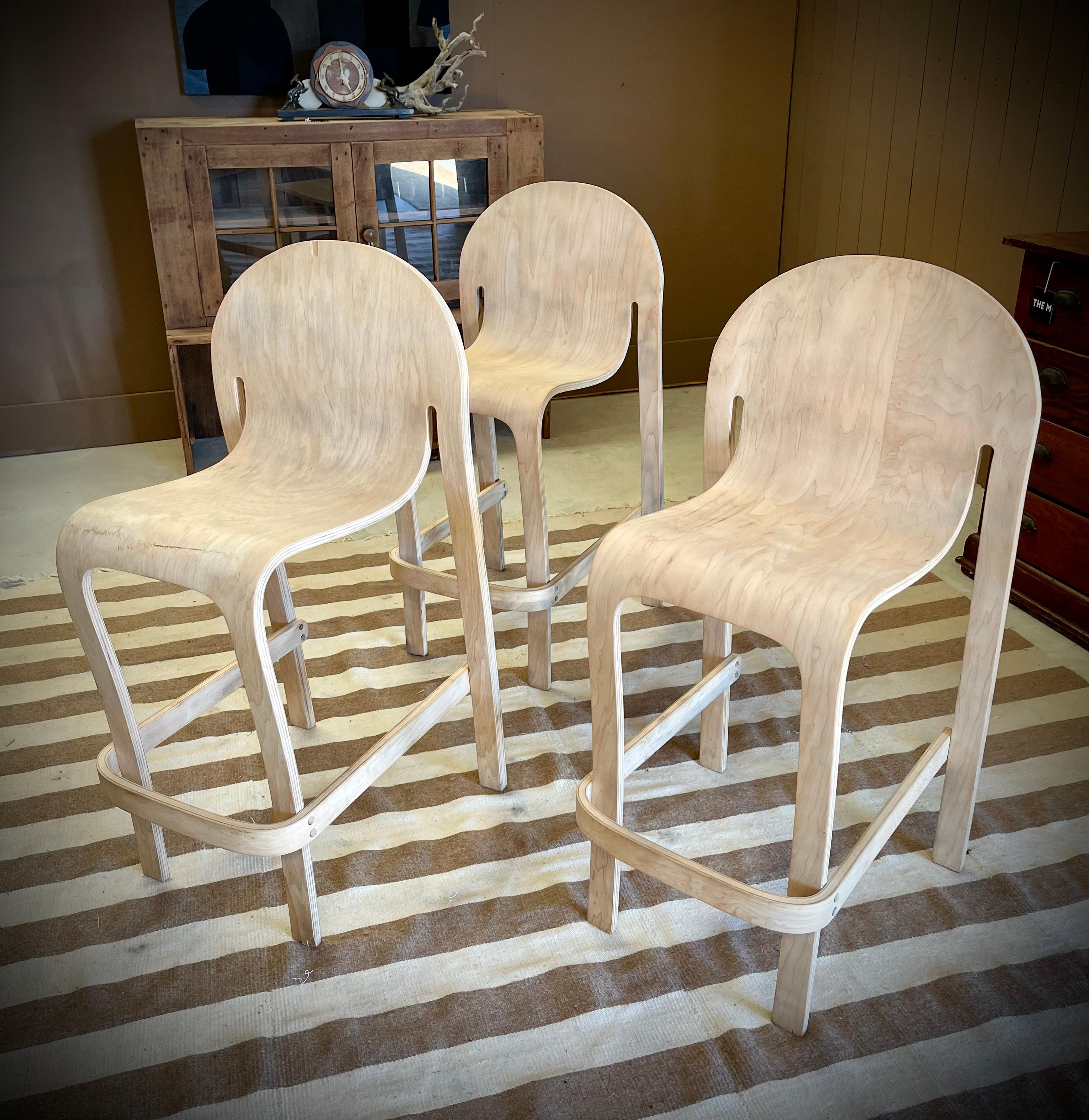 Peter Danko Bodyform Stacking Bentwood Barhocker, 3er Set (amerikanisch) im Angebot