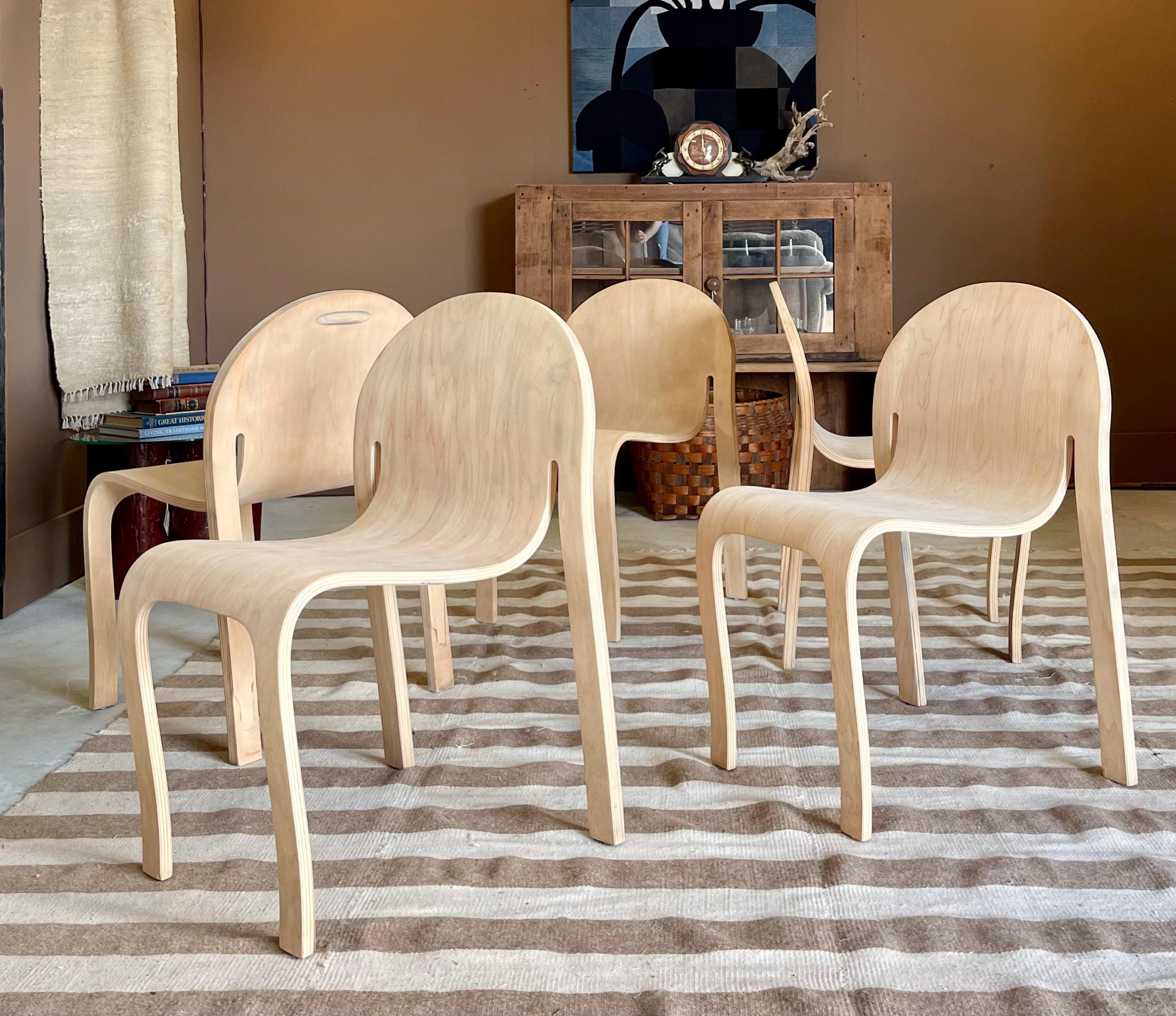 Peter Danko Bodyform Stapelstühle, 5er Set im Angebot 6