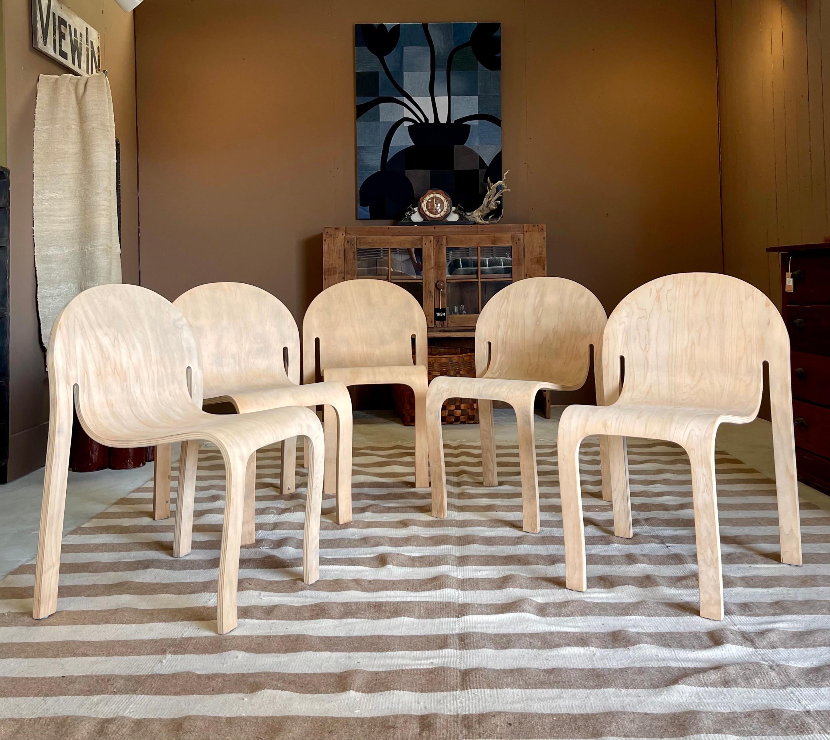 Peter Danko Bodyform Stapelstühle, 5er Set im Angebot 7