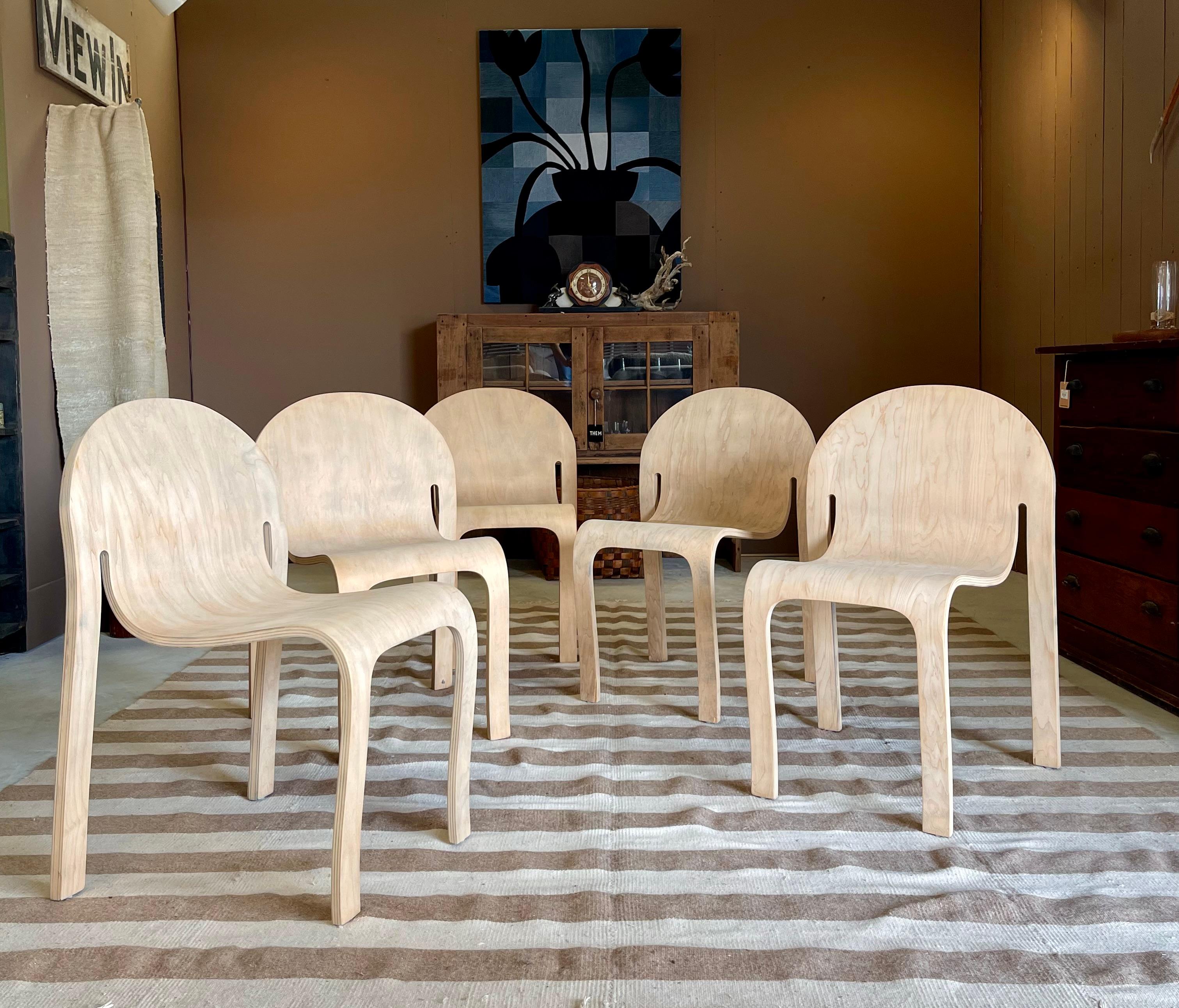 Die Einfachheit von Form und Funktion zeigt sich in dieser kurvenreichen Kreation von Peter Danko. Mit einer ellenlangen Liste von Museumsankäufen und ständigen Sammlungen sowie Auszeichnungen, Stipendien und Patenten für seine Entwürfe lässt sich