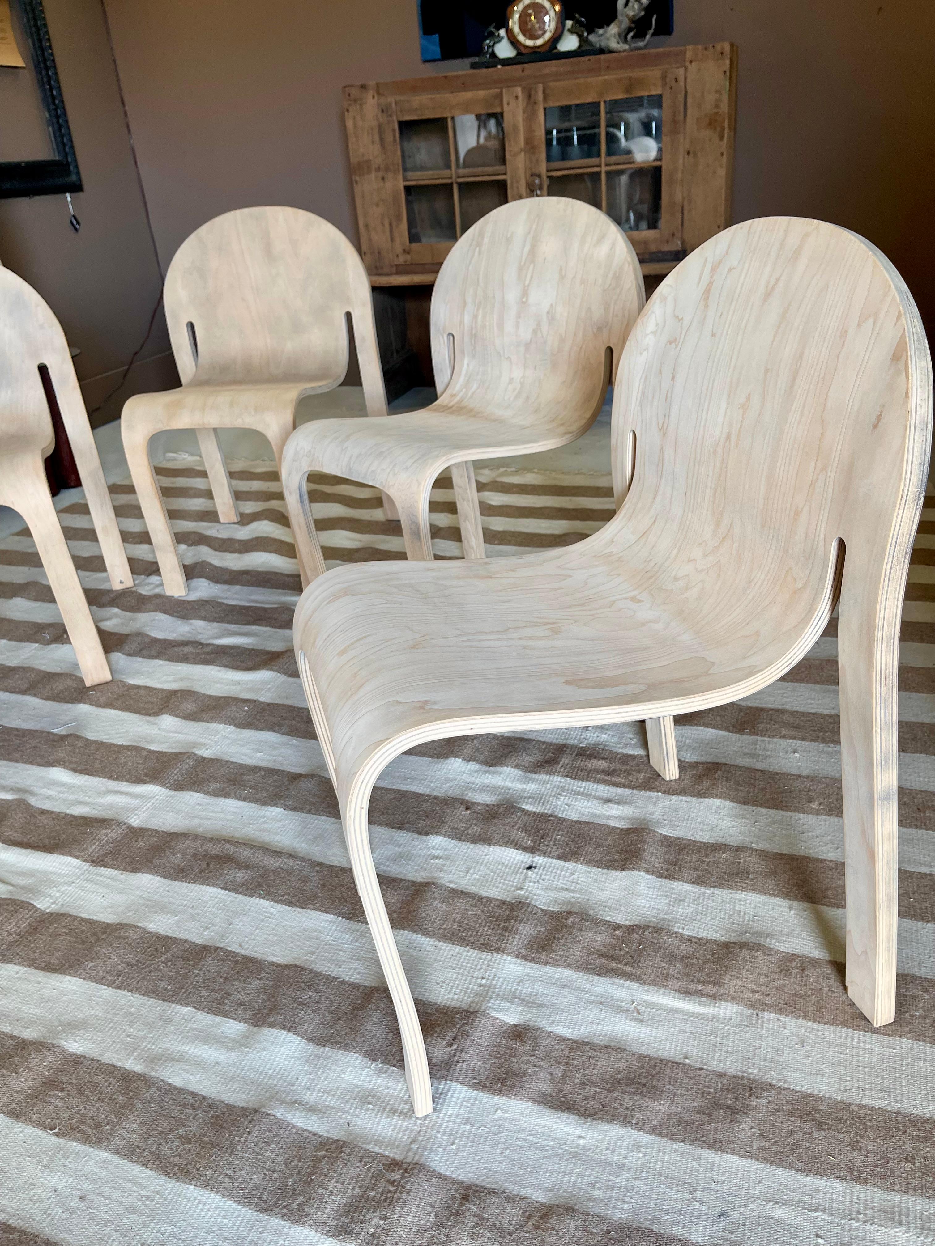 Peter Danko Bodyform Stapelstühle, 5er Set (Postmoderne) im Angebot