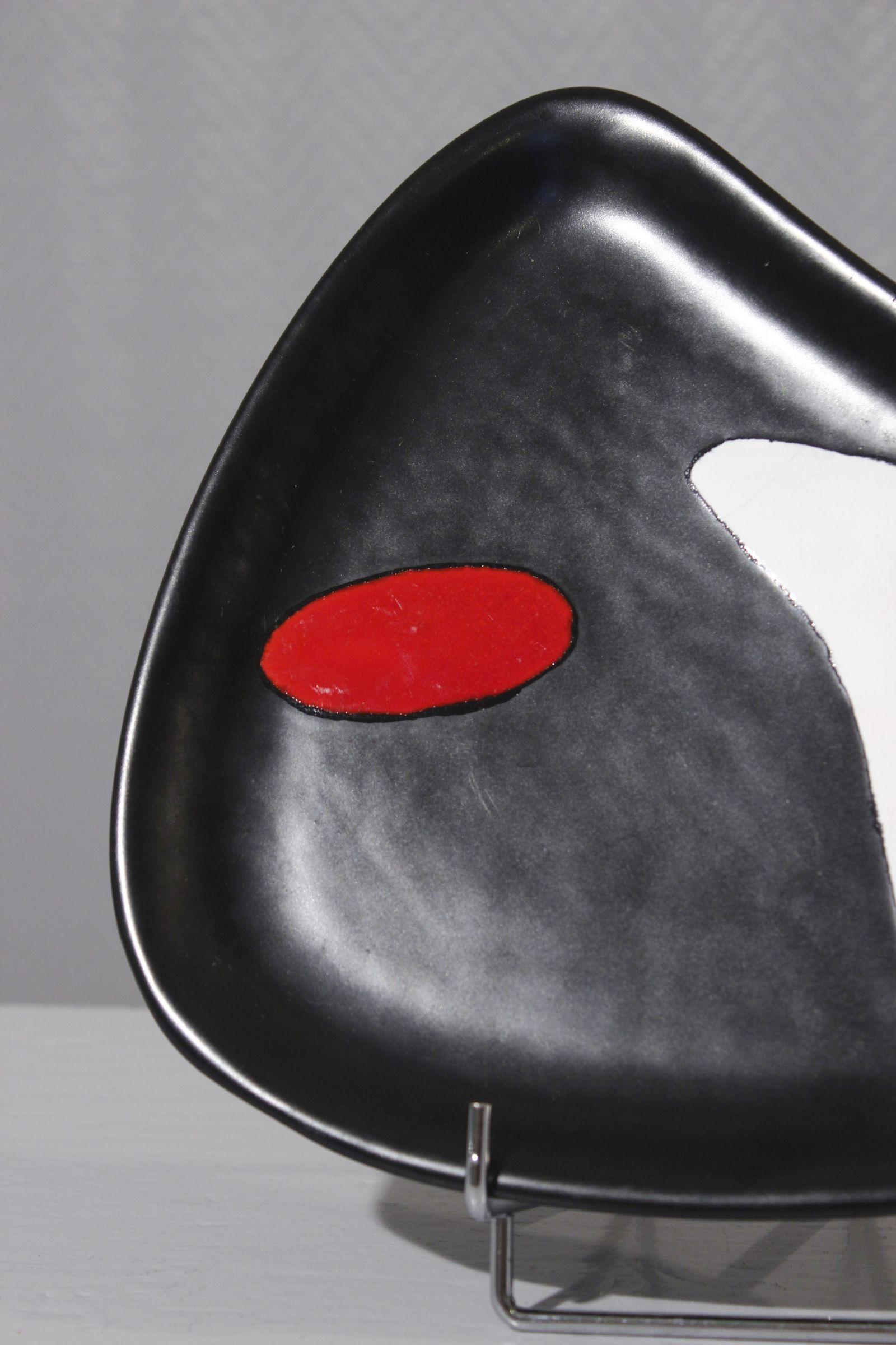 Beautiful dish with abstract decoration on a black satin background by Peter & Denise Orlando circa 1950. 

In very good overall condition, the only flaw being a fine hairline, see photos. 

Incised “Orla” signature on back 
