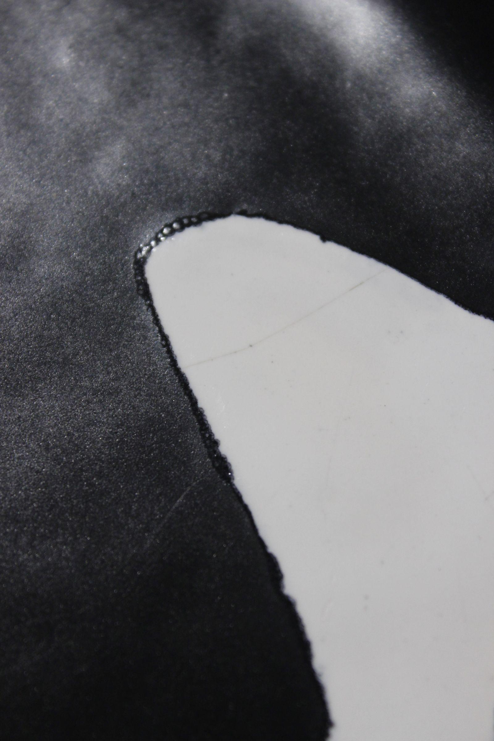 Peter & Denise Orlando free-form dish 1950s black satin enamel abstract design In Good Condition In STRASBOURG, FR