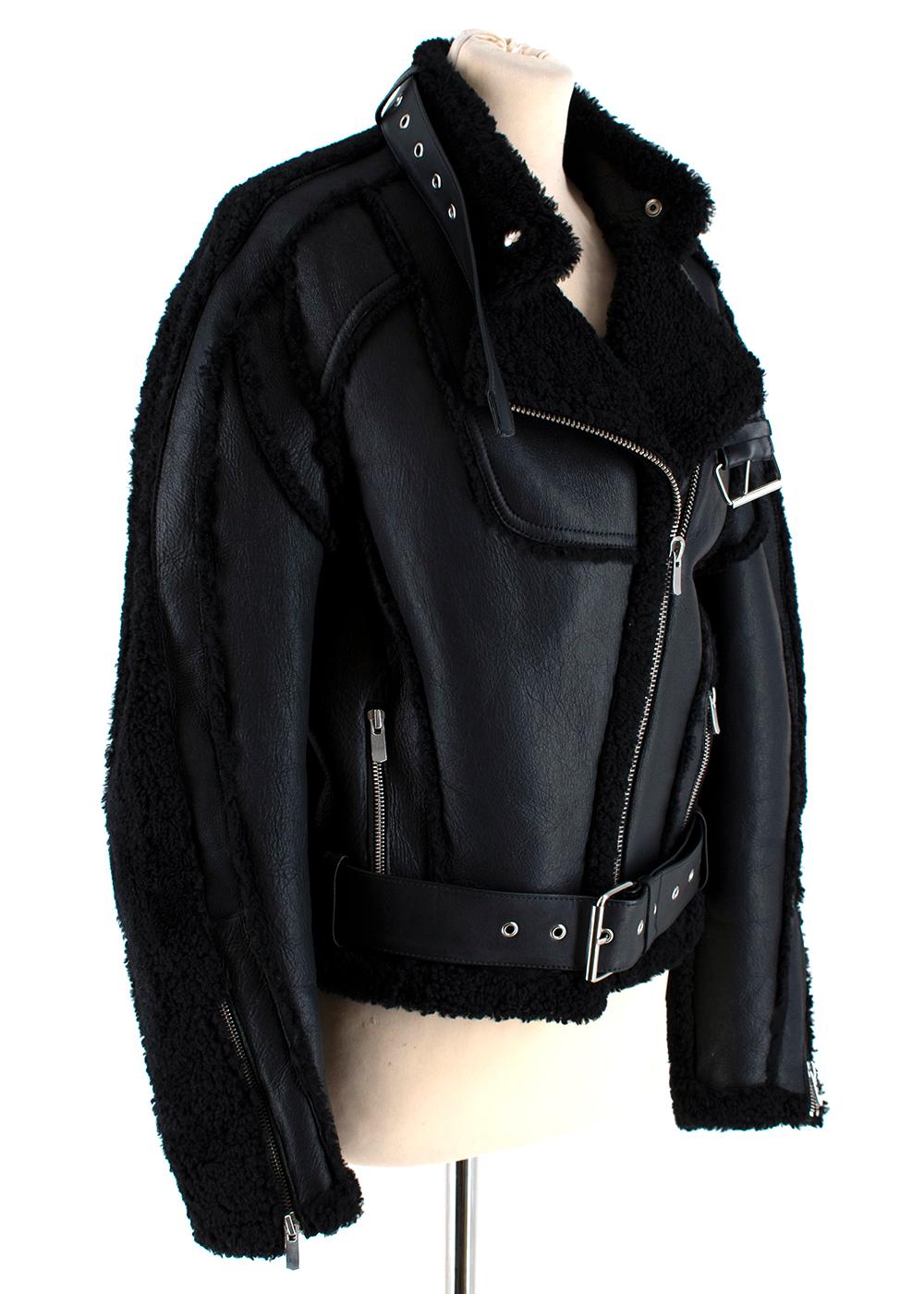 Schwarze Autositz Shearling Jacke

- Mischung von Shearling-Texturen auf dem Körper der Jacke
- Warme Mischung aus Shearling-Wolle
- Zwei Schwarztöne als Kontrast (hell- und tiefschwarz)
- Silberne Metallbeschläge an den Reißverschlüssen
- Kräftiger
