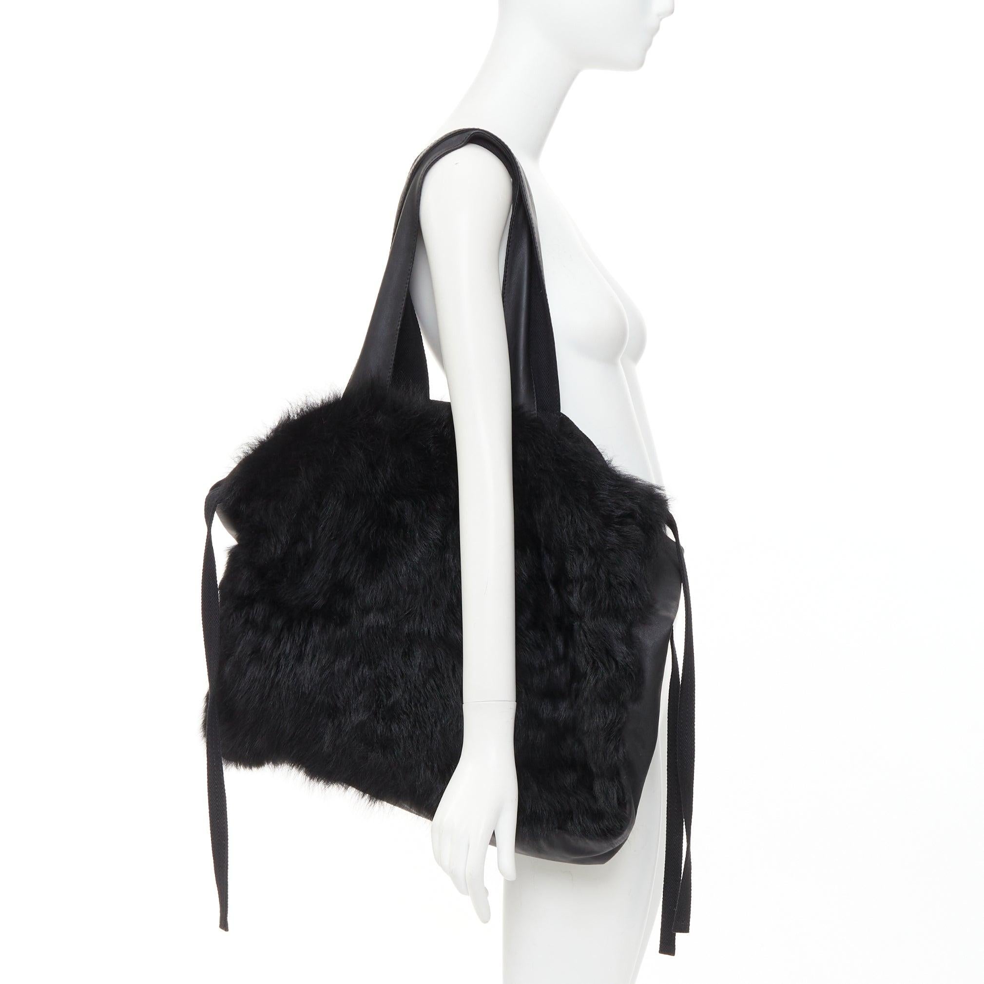 Sac fourre-tout en fourrure de shearling noire et cuir souple blanc avec logo à l'épaule de PETER DO
Référence : ECLO/A00137
Marque : Peters Do
MATERIAL : Cuir, fourrure
Couleur : Noir, Whiting
Motif : Solide
Fermeture : Attache auto
Détails