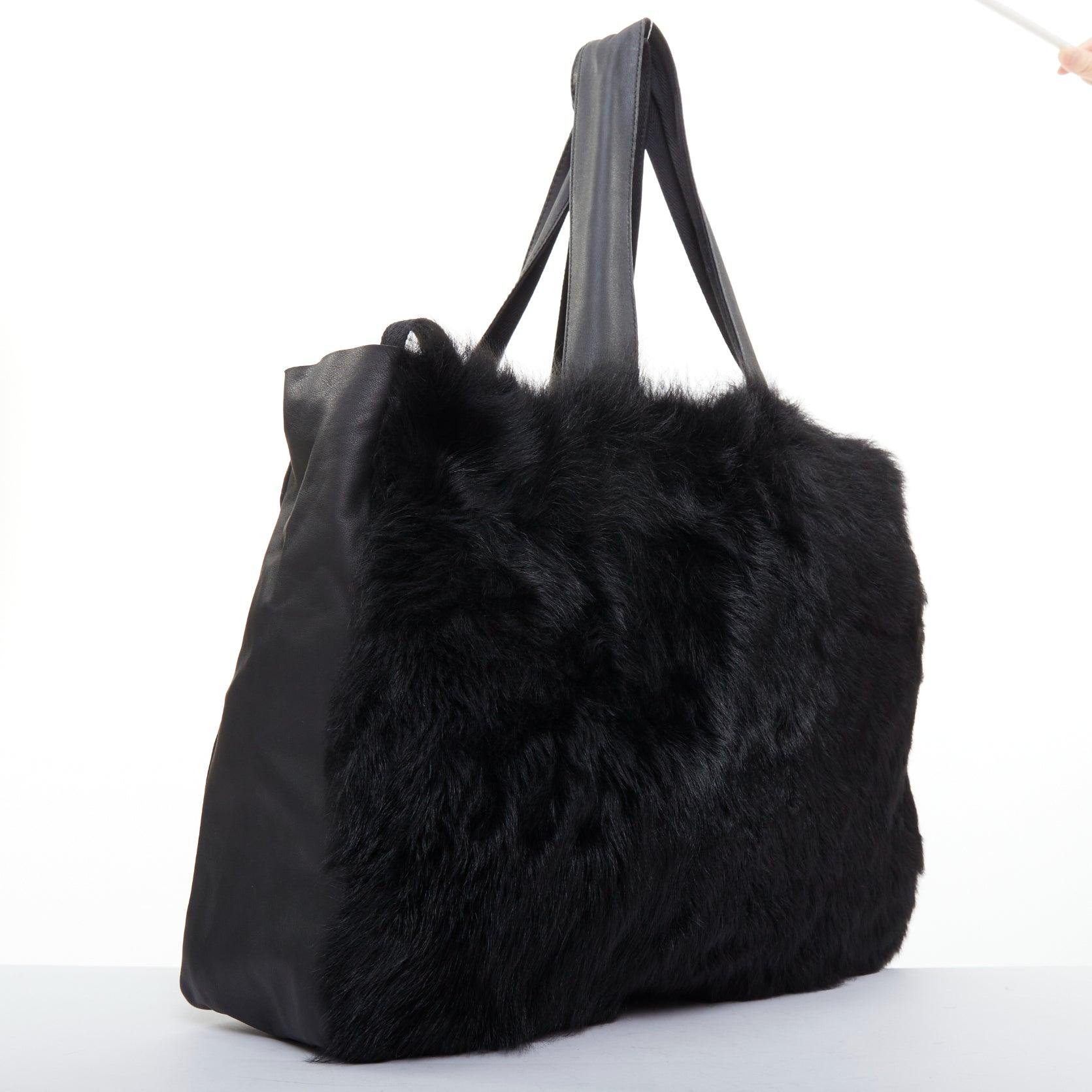 Noir Sac fourre-tout en fourrure de shearling noire et cuir souple blanc avec logo à l'épaule de PETER DO en vente