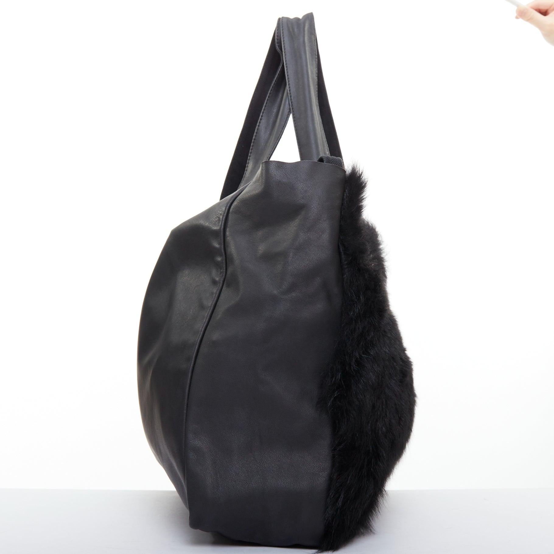 Sac fourre-tout en fourrure de shearling noire et cuir souple blanc avec logo à l'épaule de PETER DO Bon état - En vente à Hong Kong, NT