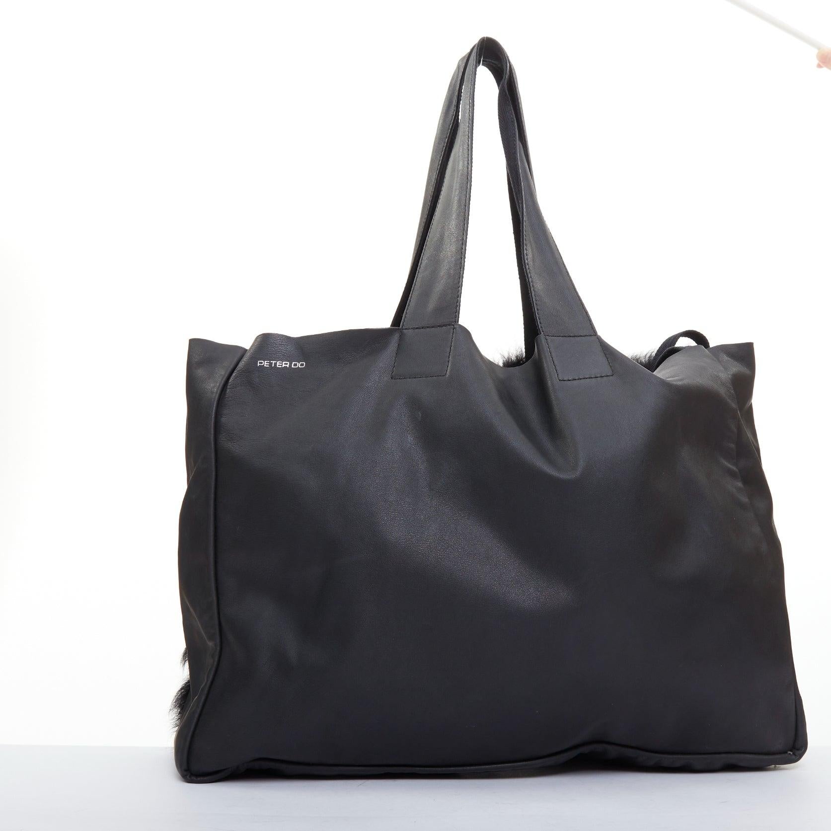 Sac fourre-tout en fourrure de shearling noire et cuir souple blanc avec logo à l'épaule de PETER DO Pour femmes en vente