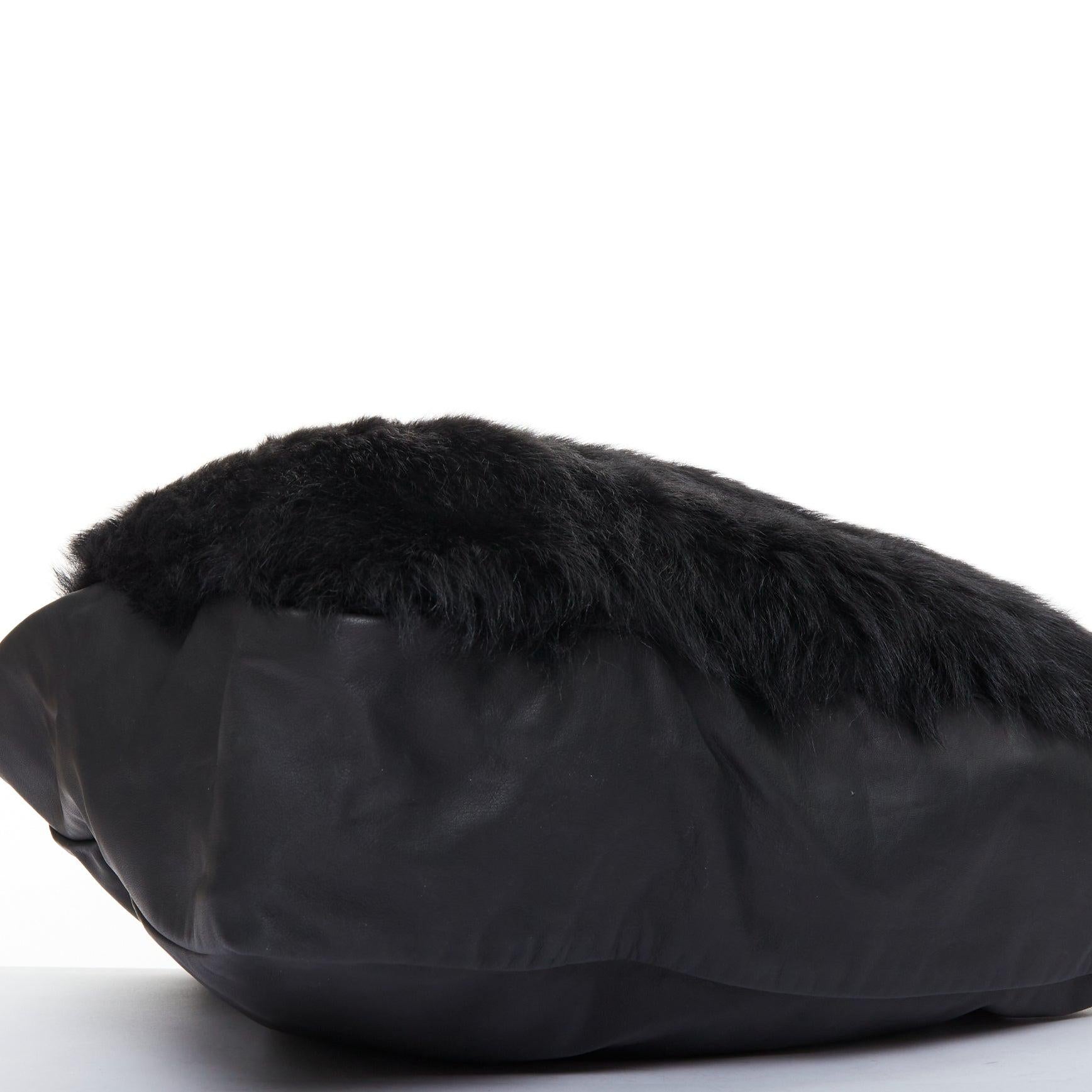 Sac fourre-tout en fourrure de shearling noire et cuir souple blanc avec logo à l'épaule de PETER DO en vente 1