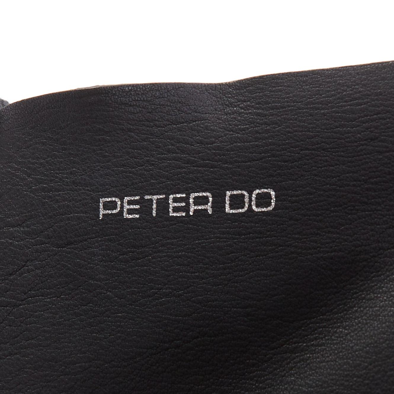 Sac fourre-tout en fourrure de shearling noire et cuir souple blanc avec logo à l'épaule de PETER DO en vente 3