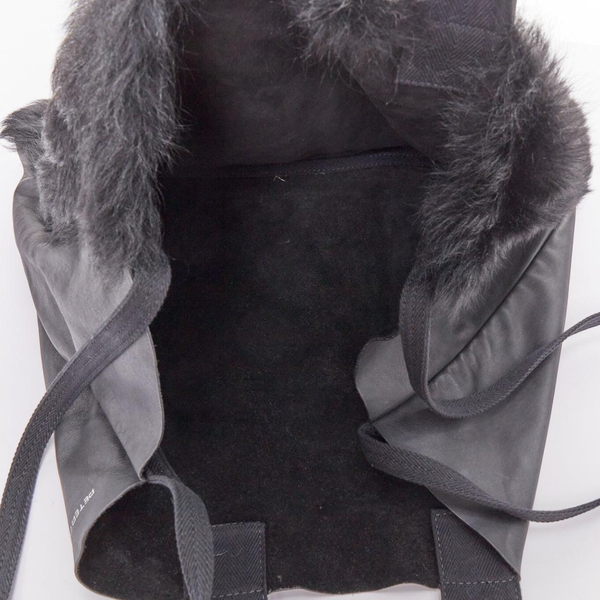 Sac fourre-tout en fourrure de shearling noire et cuir souple blanc avec logo à l'épaule de PETER DO en vente 4