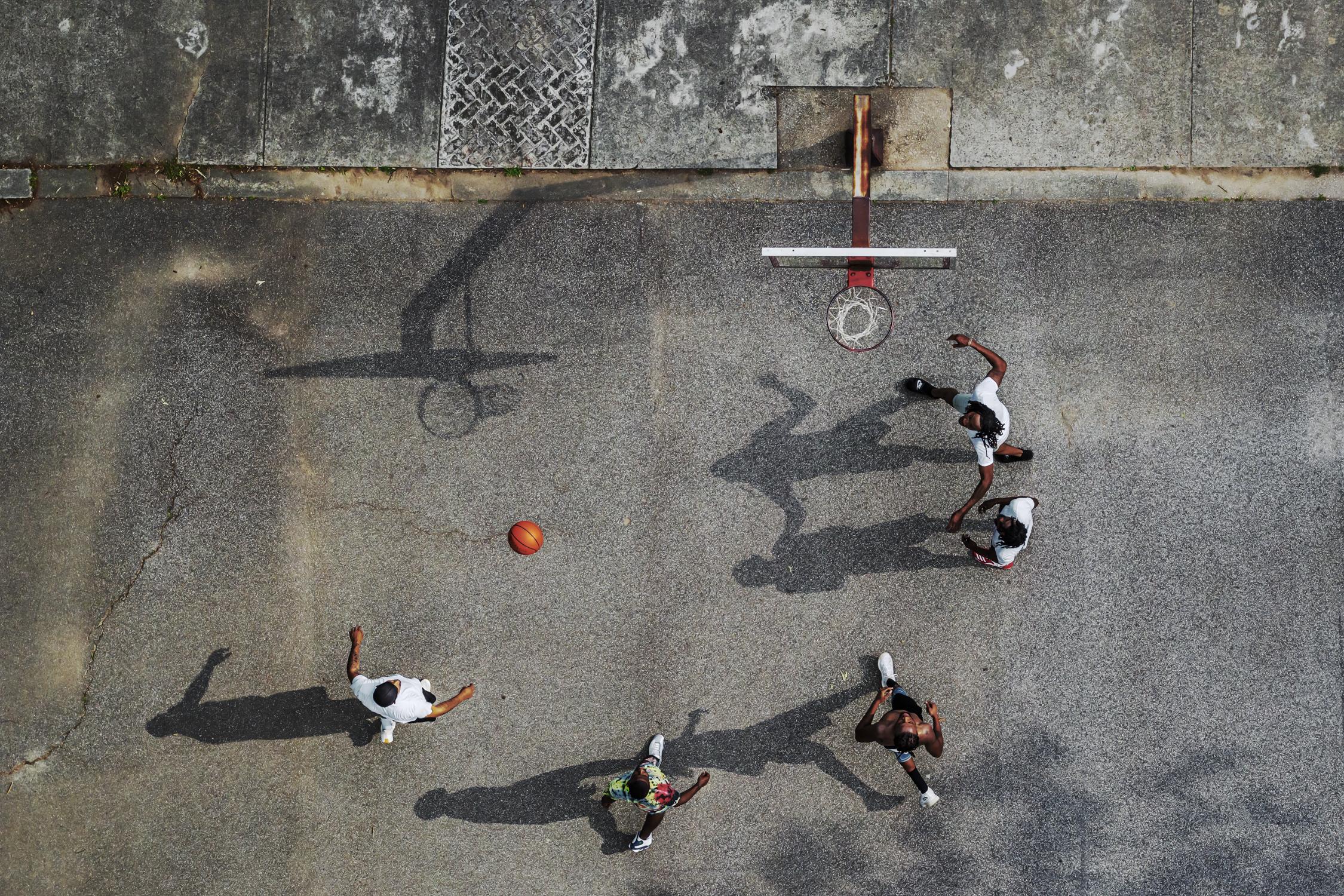 Color Photograph Peter Essick - paysage urbain, basket-ball, sport, 2617 Memorial Drive, Atlanta, GA