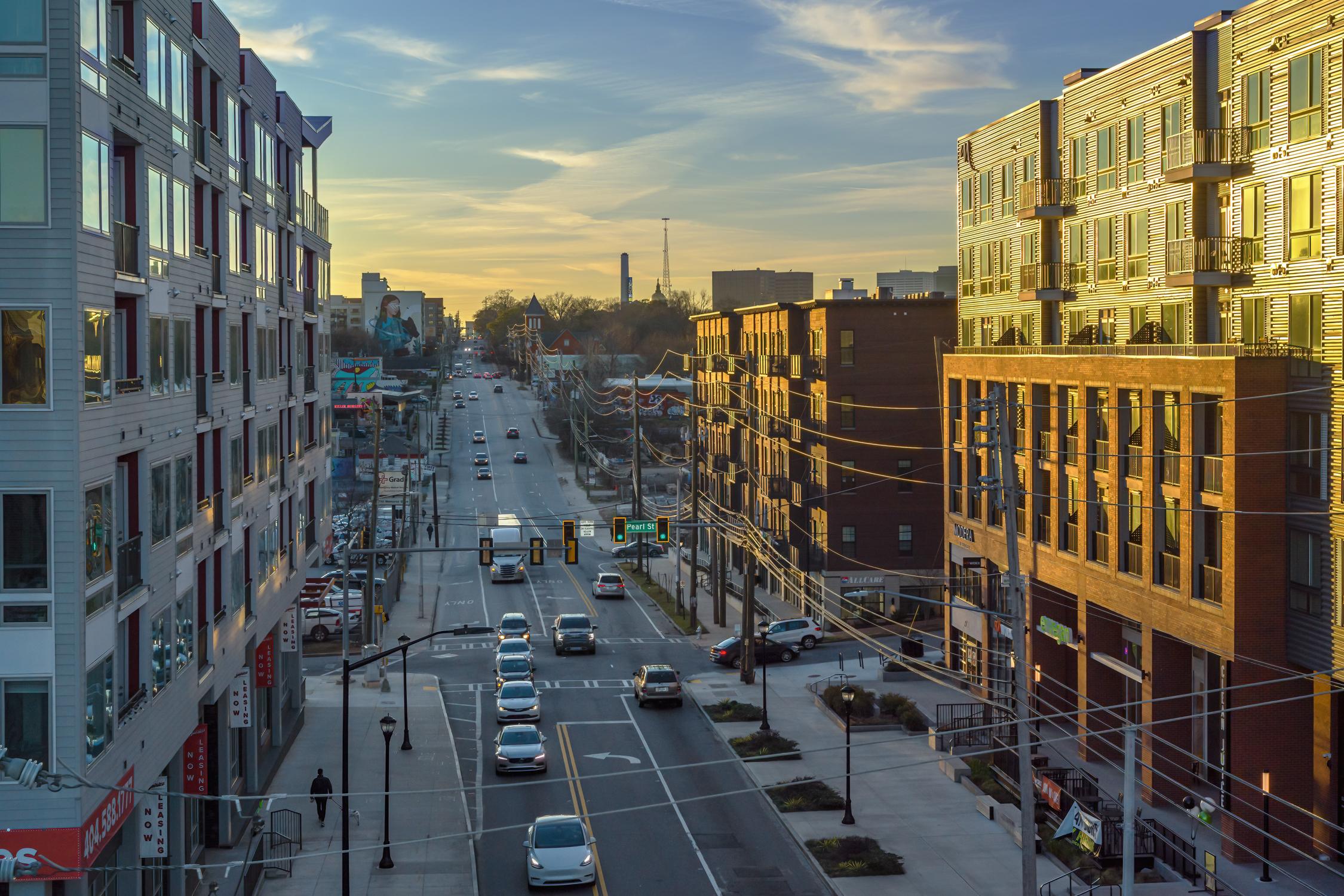 Landscape Photograph Peter Essick - Photographie documentaire «777 Memorial Drive, Atlanta, GA », paysage urbain