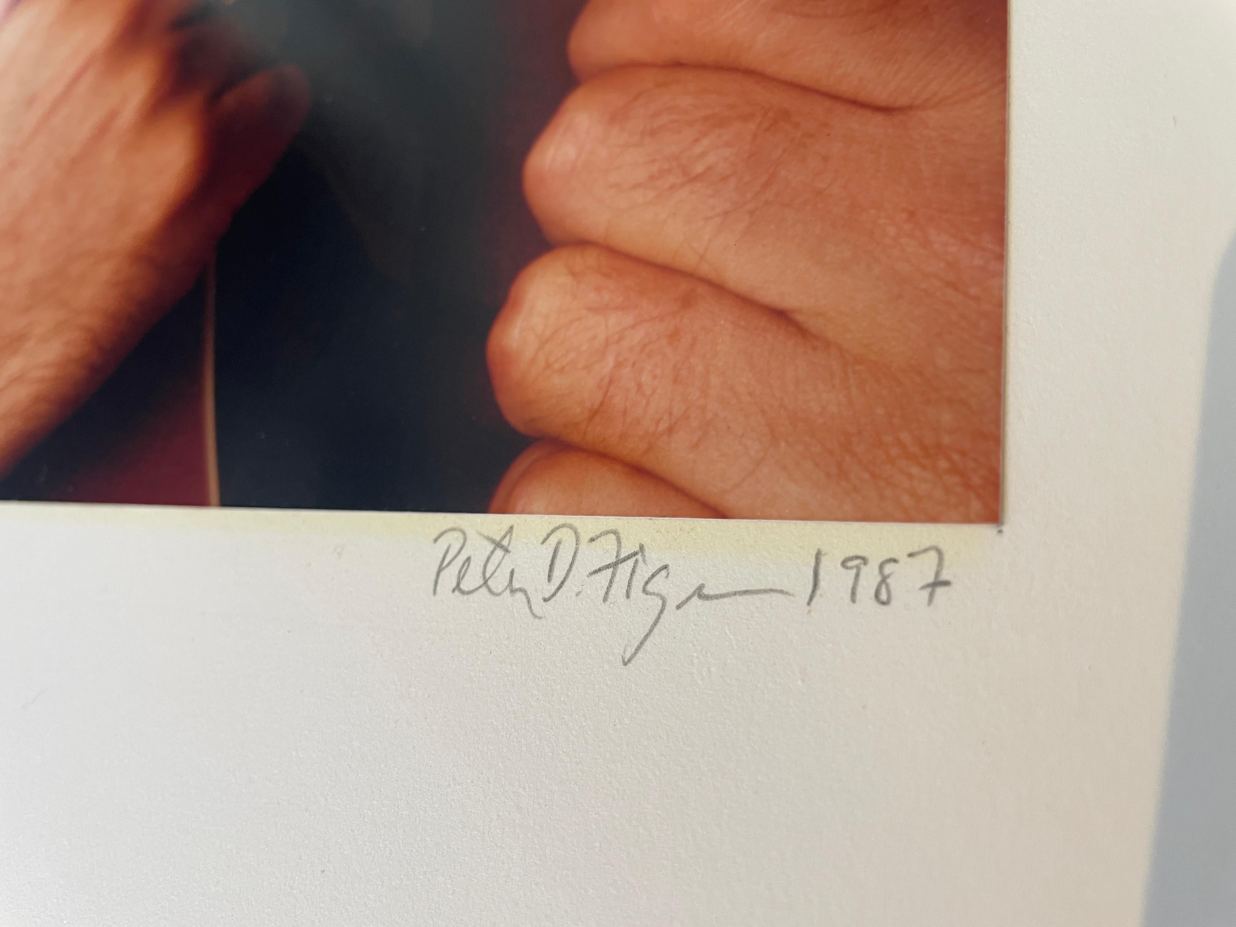 George Harrison mit Gitarre – Photograph von Peter Figen