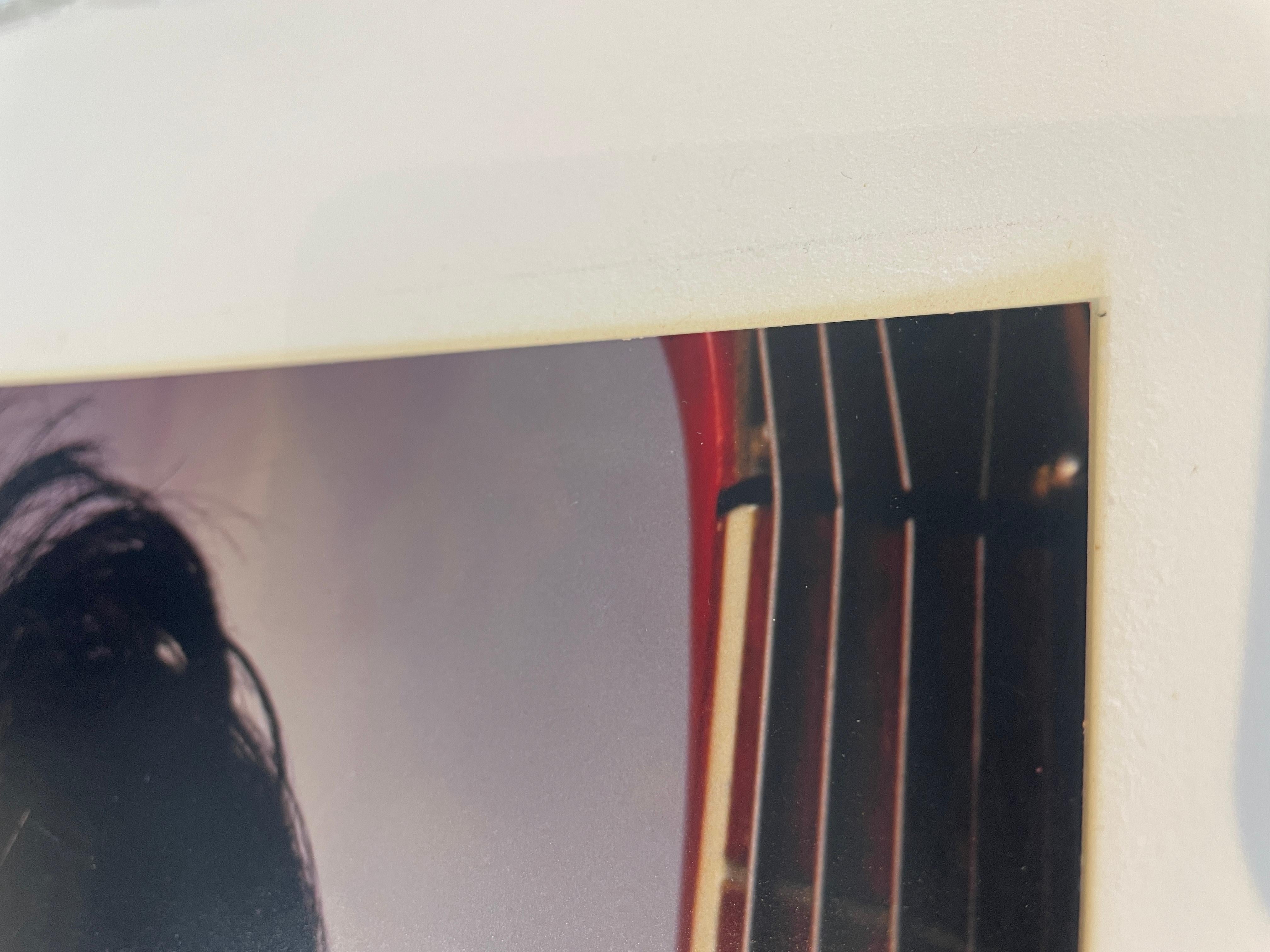 George Harrison mit Gitarre (Schwarz), Color Photograph, von Peter Figen