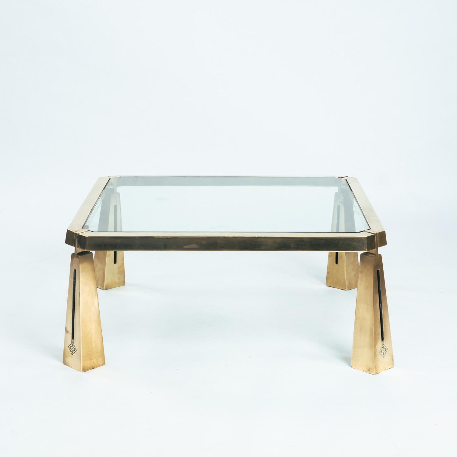 Rare grande table basse carrée de Peter Ghyczy des années 1980. La table a été produite en nombre très limité et faisait partie de la collection privée d'un employé de Peter Ghyczy lui-même.
Fabriqué en laiton massif avec le logo décoratif sur