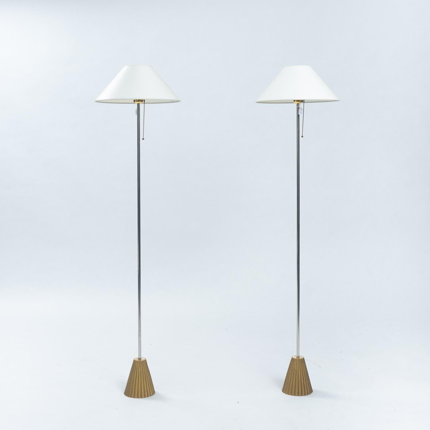 Schönes, schlankes Set von 2 sehr seltenen und eleganten mw7/130 Stehlampen von Peter Ghyczy.
Wird nur in sehr geringen Stückzahlen hergestellt.
Entworfen 1983, Die Niederlande
1971 gründete Ghyczy sein eigenes Studio in Amsterdam, wo er Möbel und