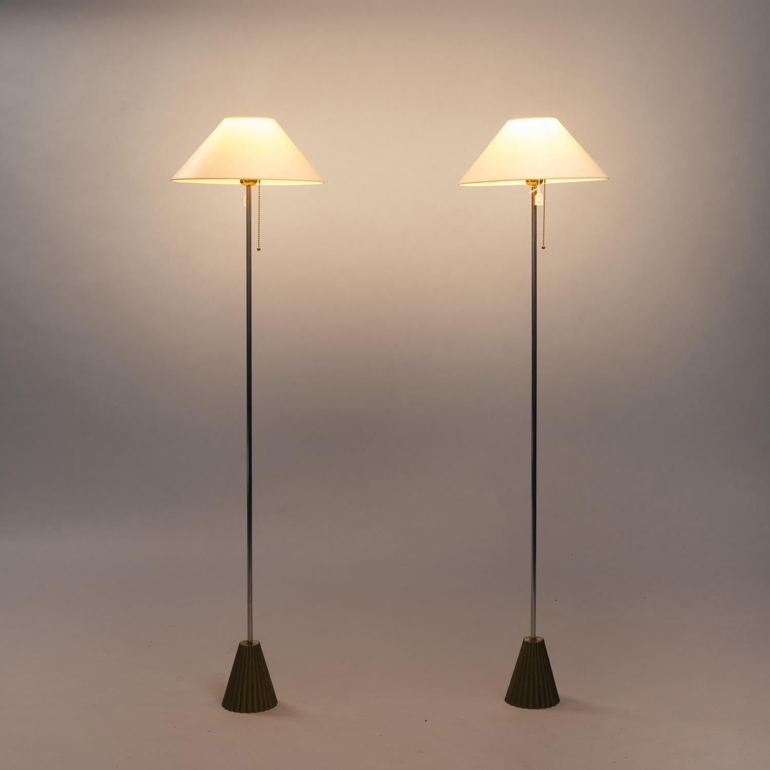 Stehlampen aus Messing mit Messingbeschlägen von Peter Ghyczy, 2er-Set, Niederlande, 1980er Jahre (Hollywood Regency) im Angebot