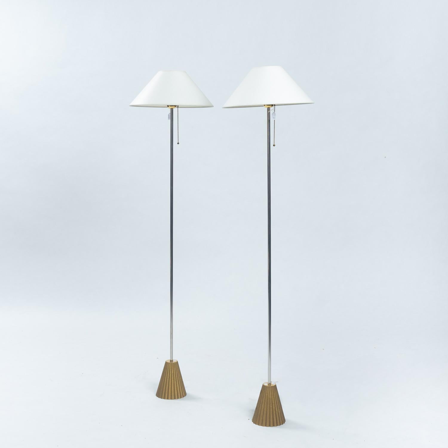 Stehlampen aus Messing mit Messingbeschlägen von Peter Ghyczy, 2er-Set, Niederlande, 1980er Jahre (Niederländisch) im Angebot