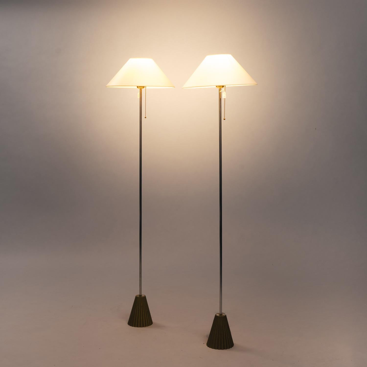 Stehlampen aus Messing mit Messingbeschlägen von Peter Ghyczy, 2er-Set, Niederlande, 1980er Jahre (Gegossen) im Angebot