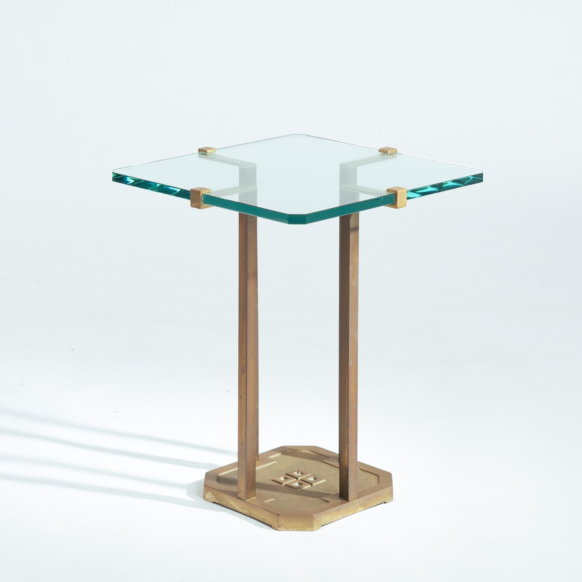 Brutalisme Table d'appoint brutaliste classique en laiton et verre t18 de Peter Ghyczy, Pays-Bas, années 1970 en vente