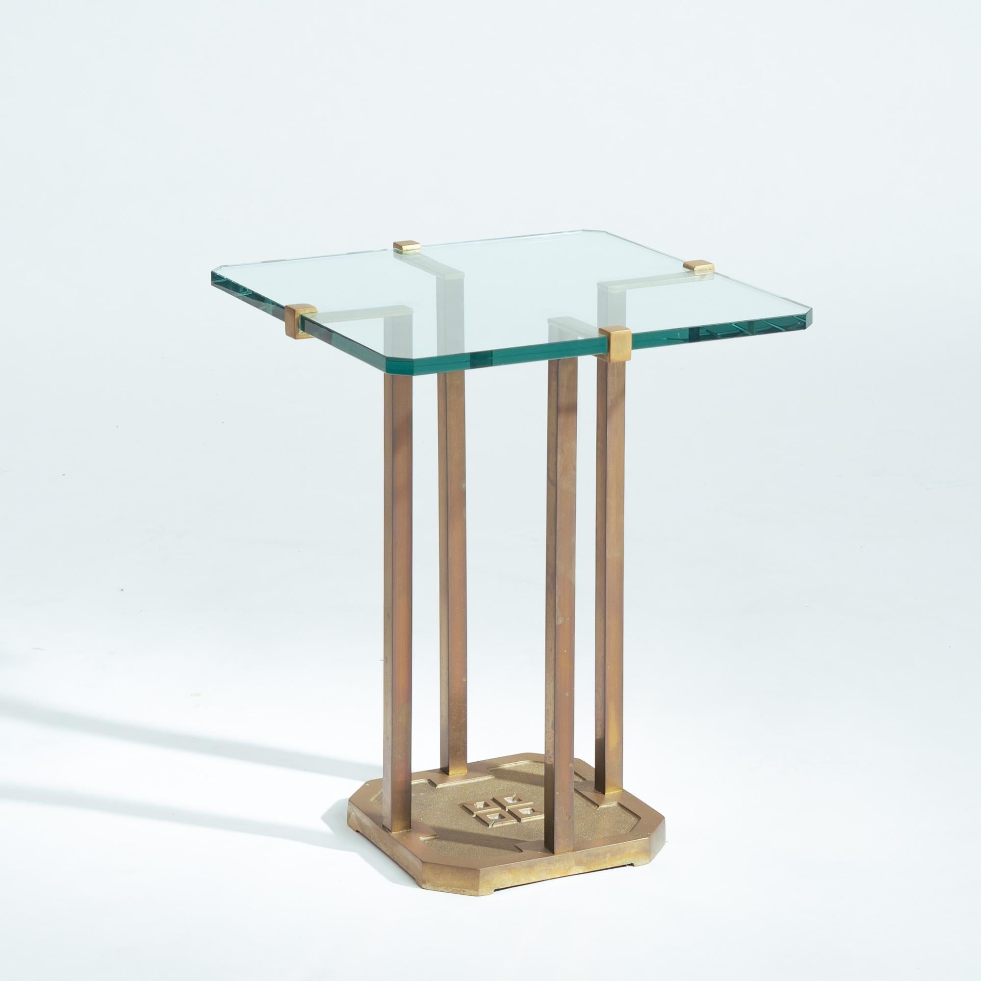 Néerlandais Table d'appoint brutaliste classique en laiton et verre t18 de Peter Ghyczy, Pays-Bas, années 1970 en vente